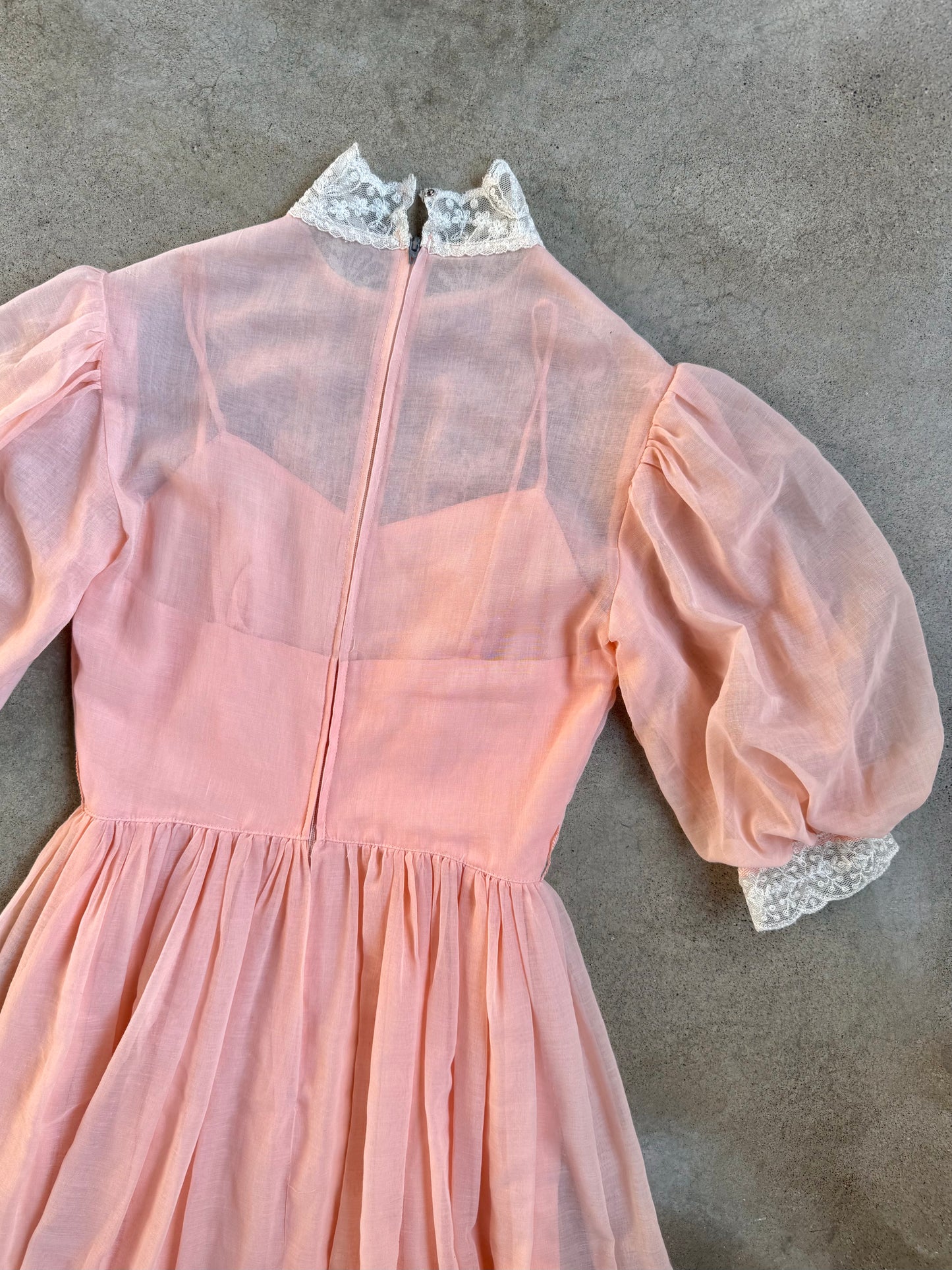 Vintage 1960s Pale Pink Victorian-Style Lace Trim High-Neck Pleated Dress | XS/S