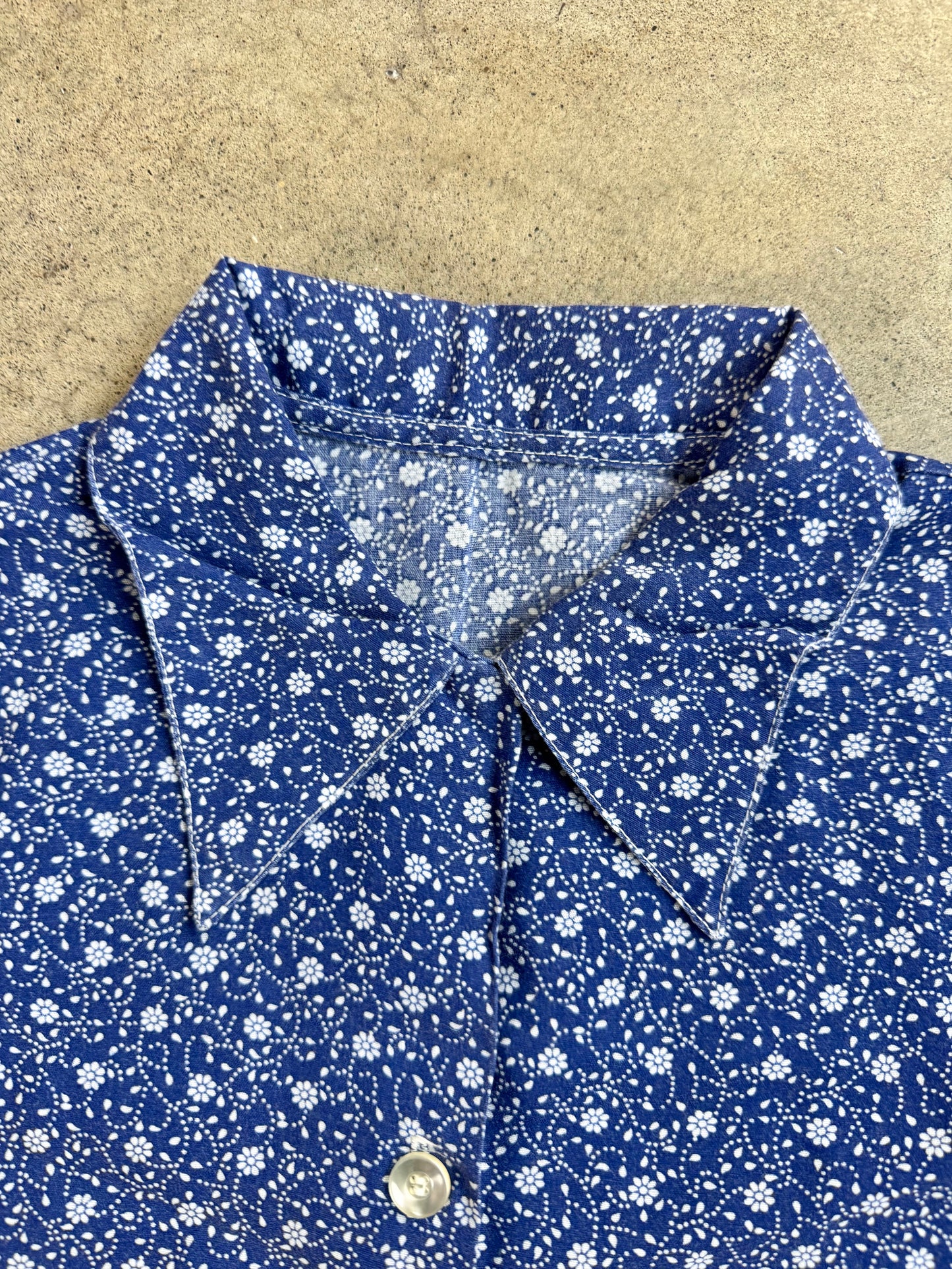 Vintage 1960s Handmade Blue & White Floral Sleeveless Blouse | Large