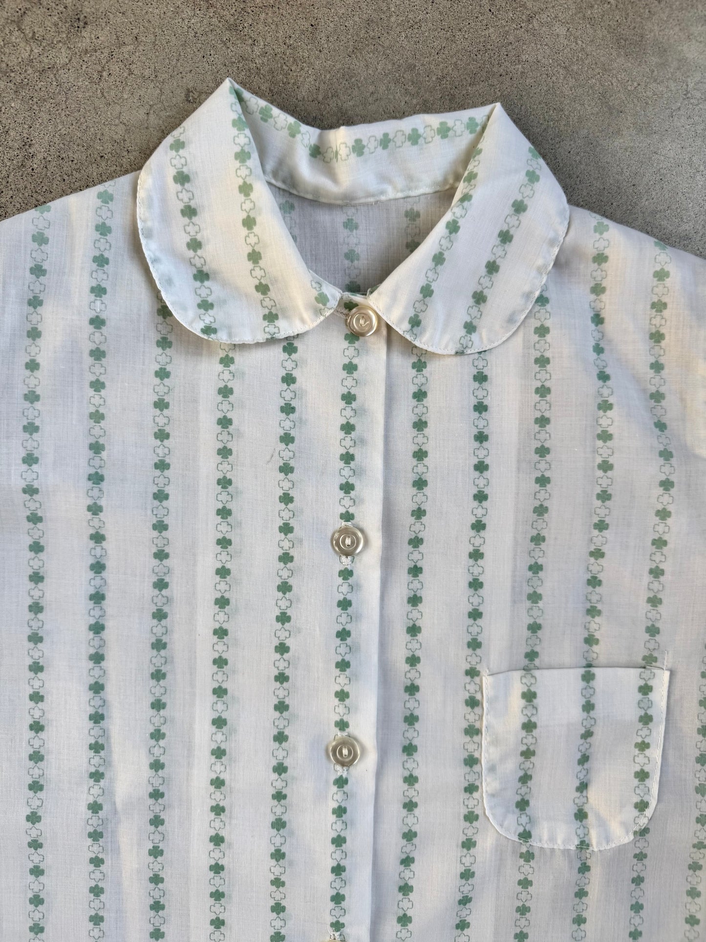 Vintage 1970s Girl Scout White & Green Trefoil Pattern Short Sleeve Shirt | XS