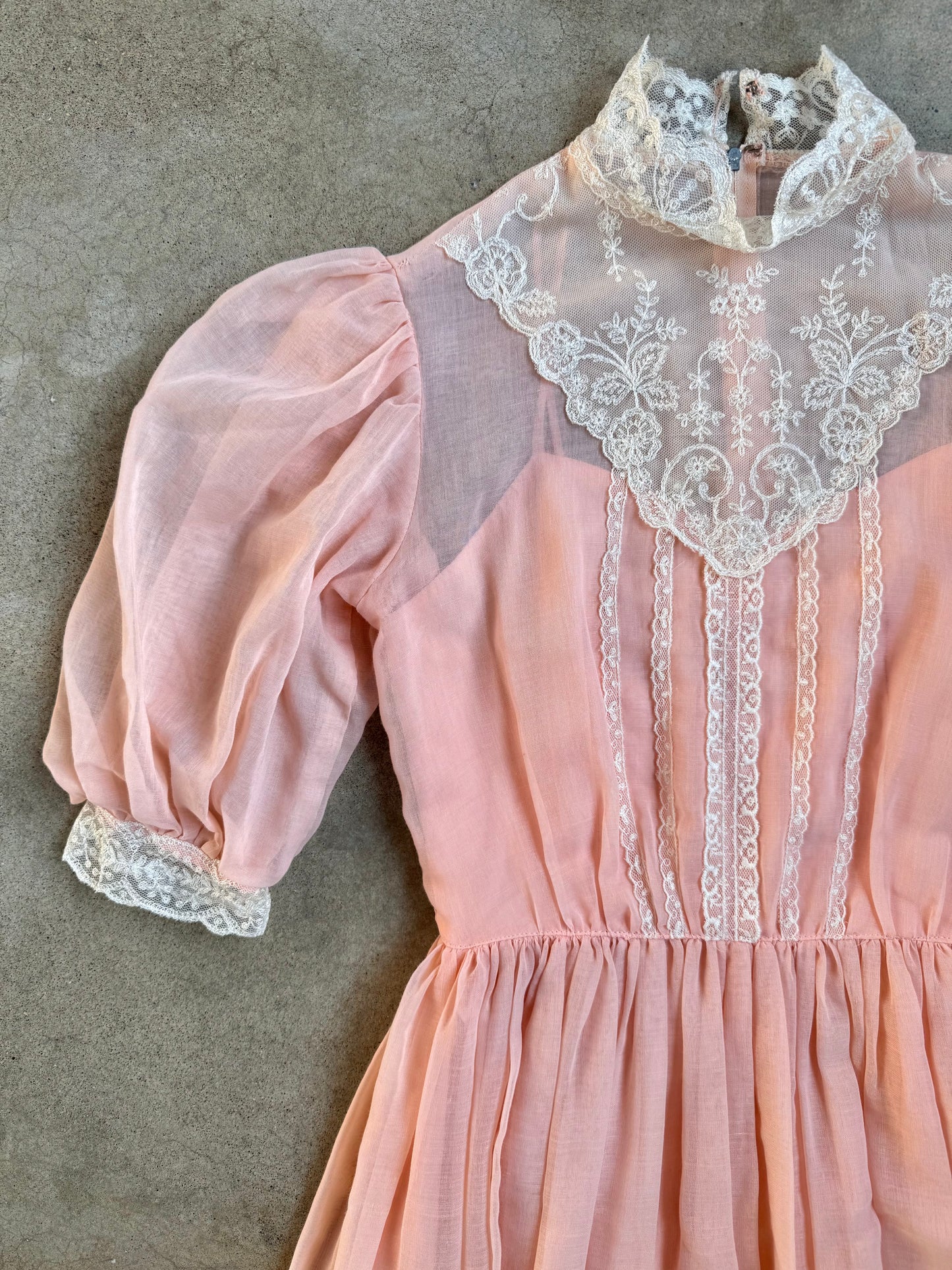 Vintage 1960s Pale Pink Victorian-Style Lace Trim High-Neck Pleated Dress | XS/S