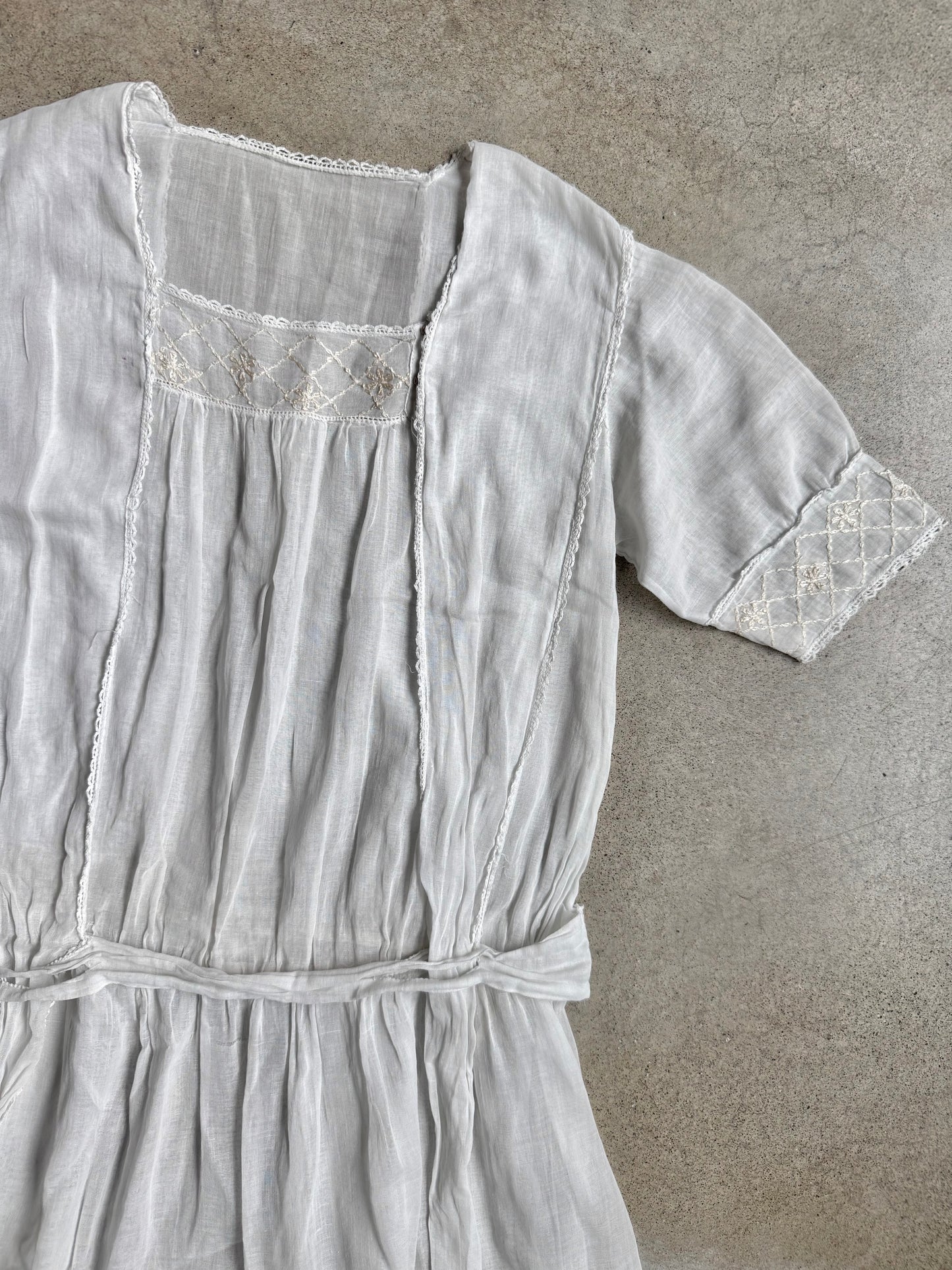 Antique 1900s Edwardian White Voile Embroidered Chore Dress | Small