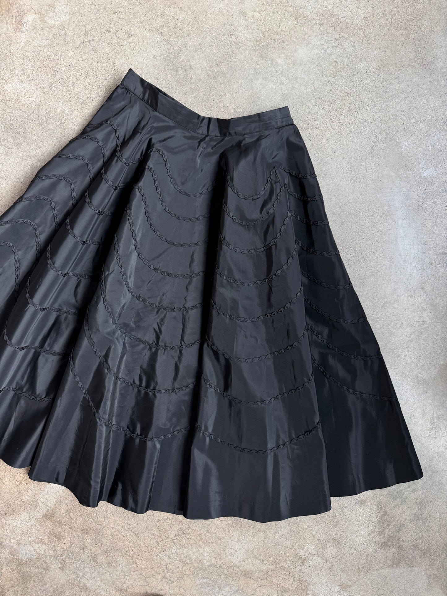 Vintage 1950s New Deb NY Black Taffeta Wave Embroidered Full Circle Skirt | Waist 28”