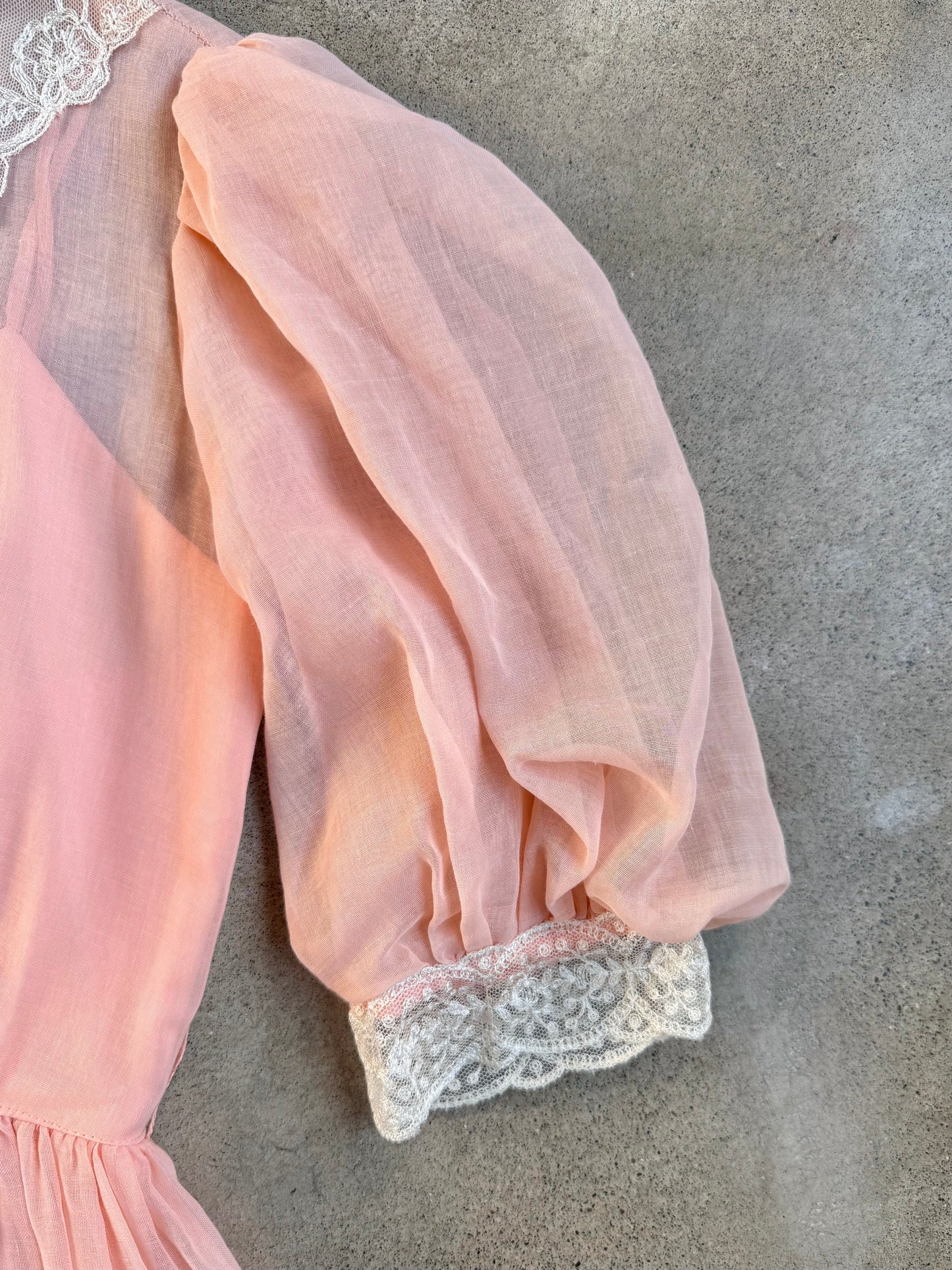 Vintage 1960s Pale Pink Victorian-Style Lace Trim High-Neck Pleated Dress | XS/S
