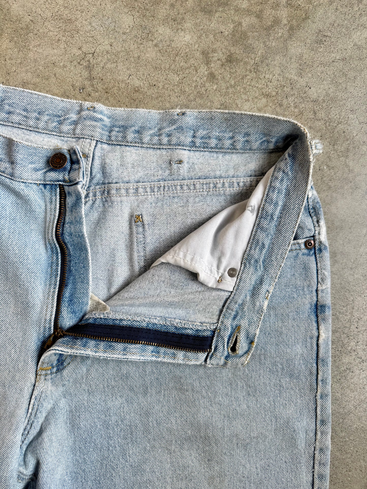 Vintage 1980s Lee Distressed Light Wash Straight-Leg Jeans | 36x34