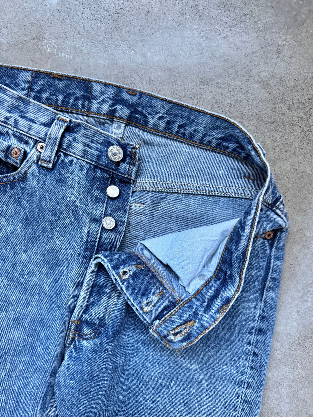 Vintage 1980s/90s Levi’s 501 Faded Medium Wash Jeans | 30x32