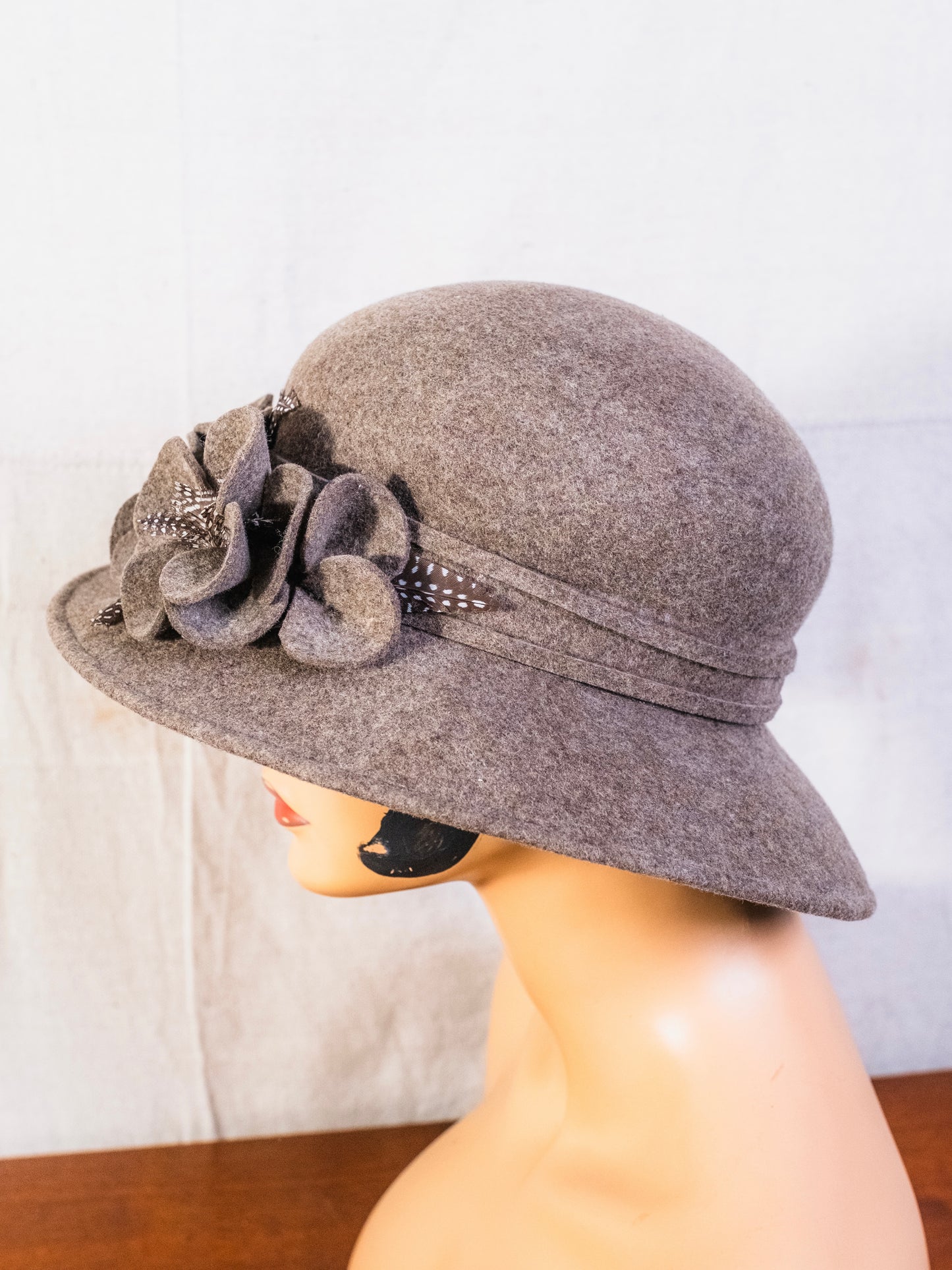 Vintage 1960s Grey Felted Wool Floral Hat