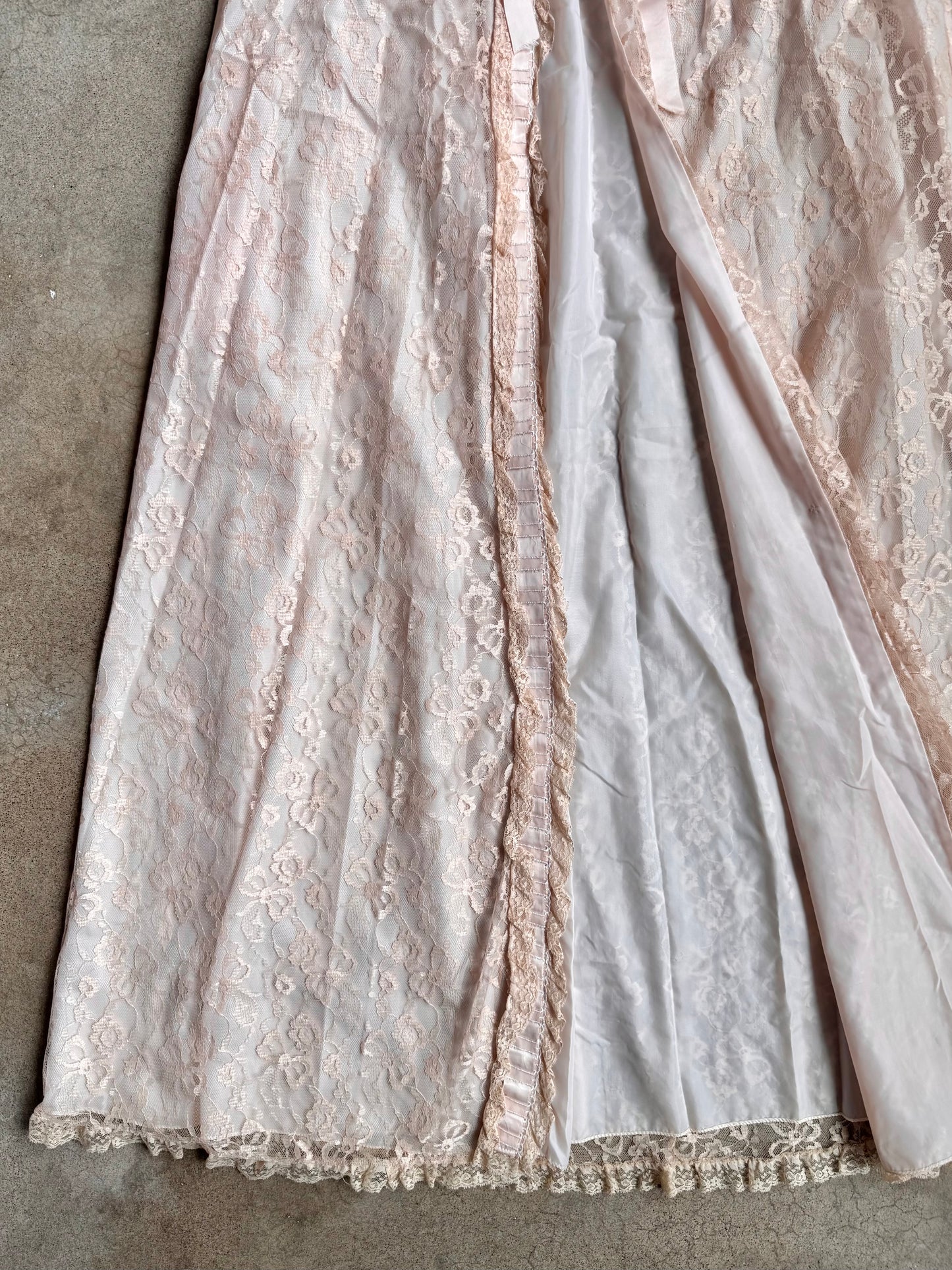 Vintage 1940s Pale Pink Lace Full-Length House Coat Duster | M/L