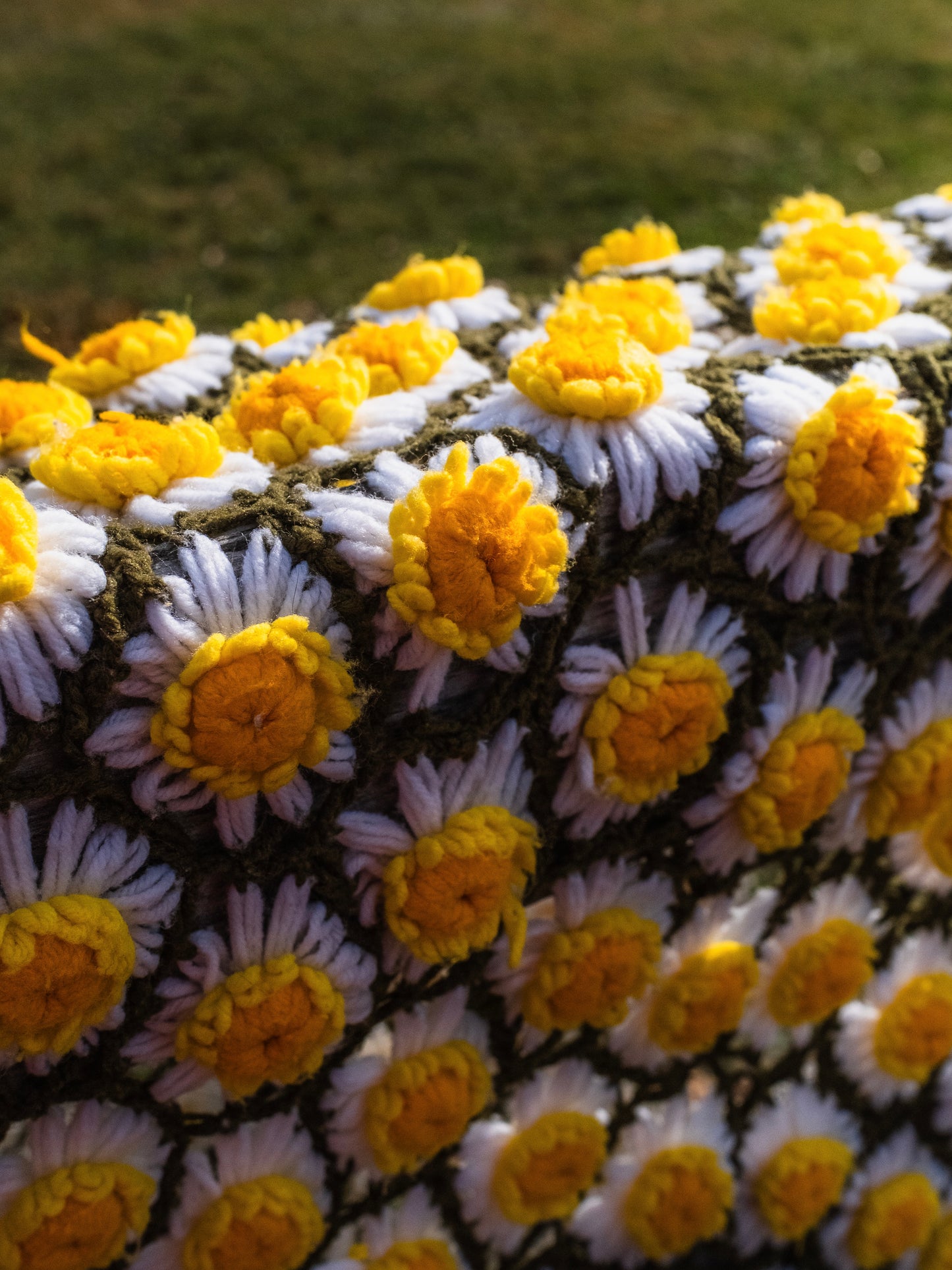 Vintage 1970s Daisy Flower Chain Afghan Throw Blanket