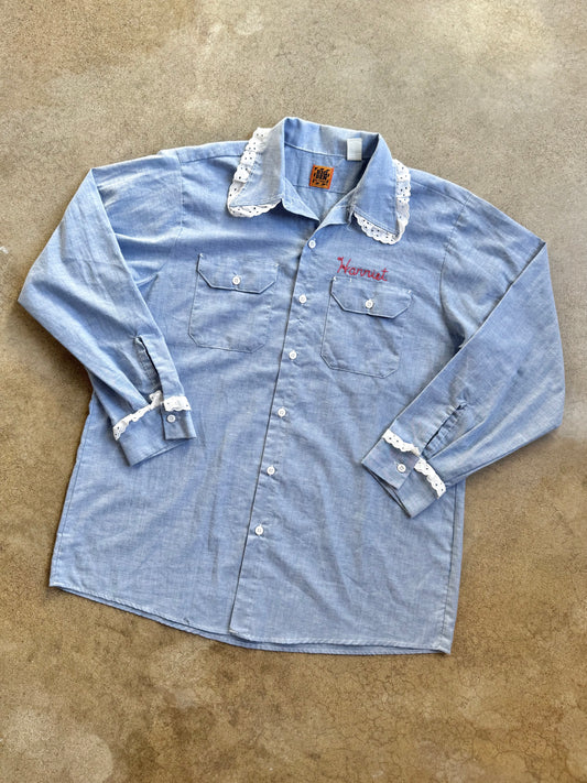 Vintage 1970s Big Ben Chainstitch Apple Acres “Harriet” Frilled Trim Chambray Work Shirt | Large