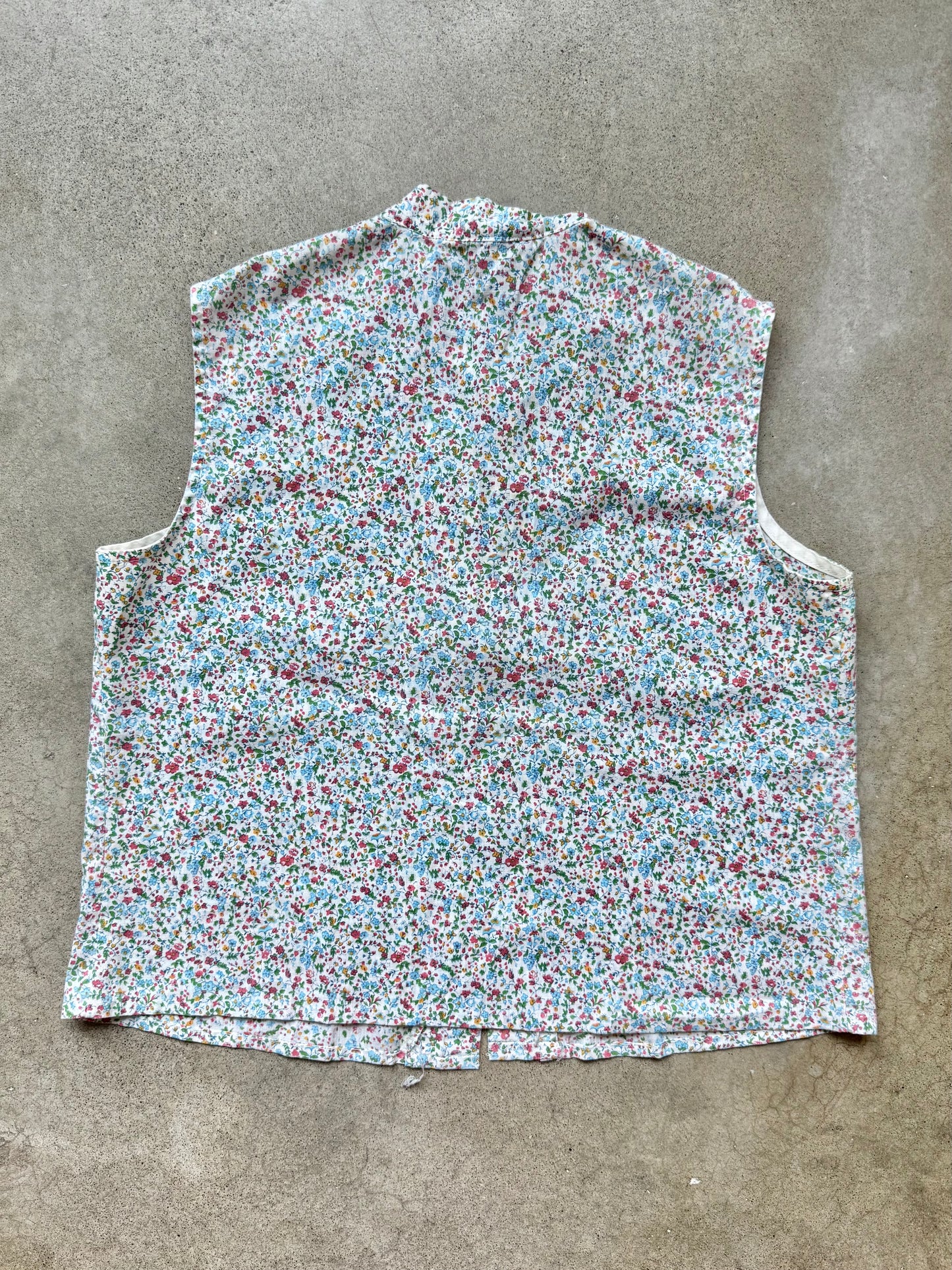 Vintage 1960s Seaton Hall Ditsy Floral Sleeveless Blouse | Medium