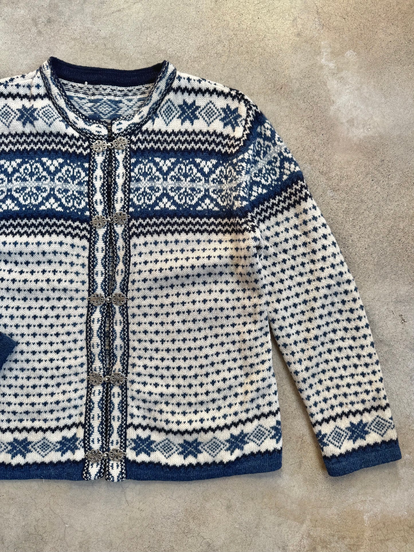 Vintage 1980s Nordic Blue & White Fair Isle Metal Clasp Wool Cardigan | M/L