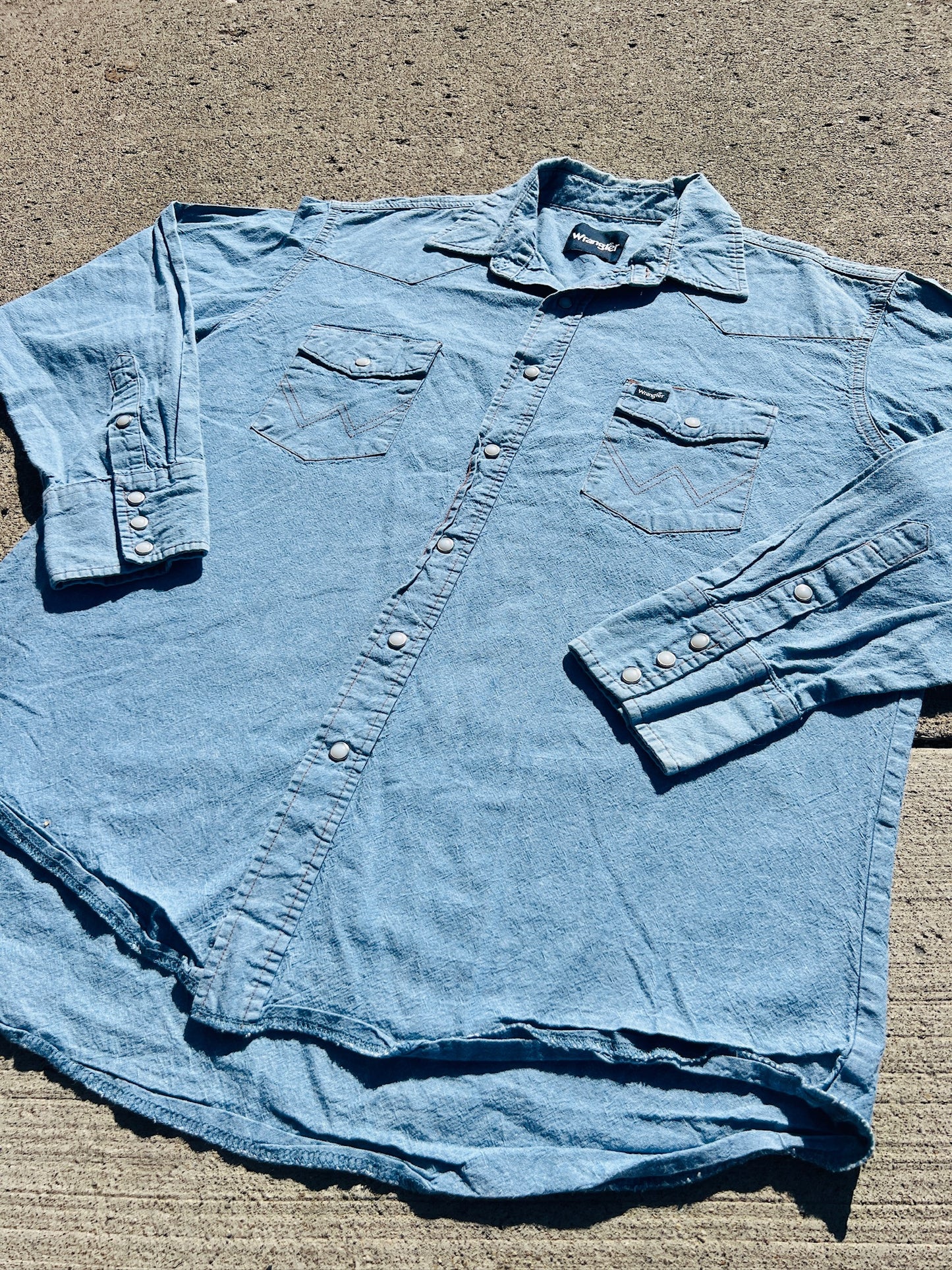 Vintage 1980s Wrangler Light Wash Denim Pearl Snap Western Shirt | XL