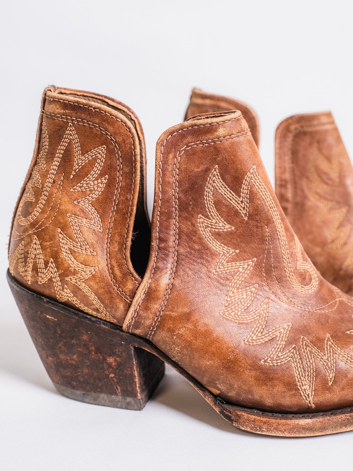 Ariat Dixon Distressed Western Ankle Boots | Women’s 8