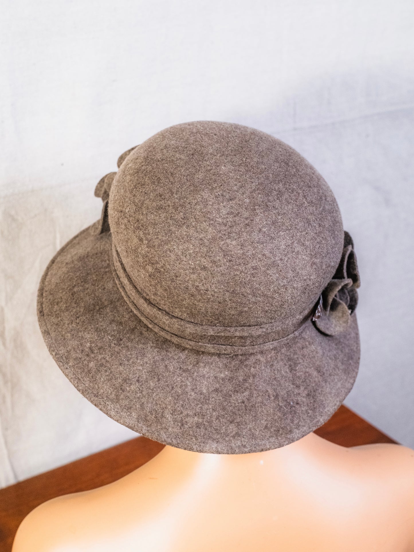 Vintage 1960s Grey Felted Wool Floral Hat