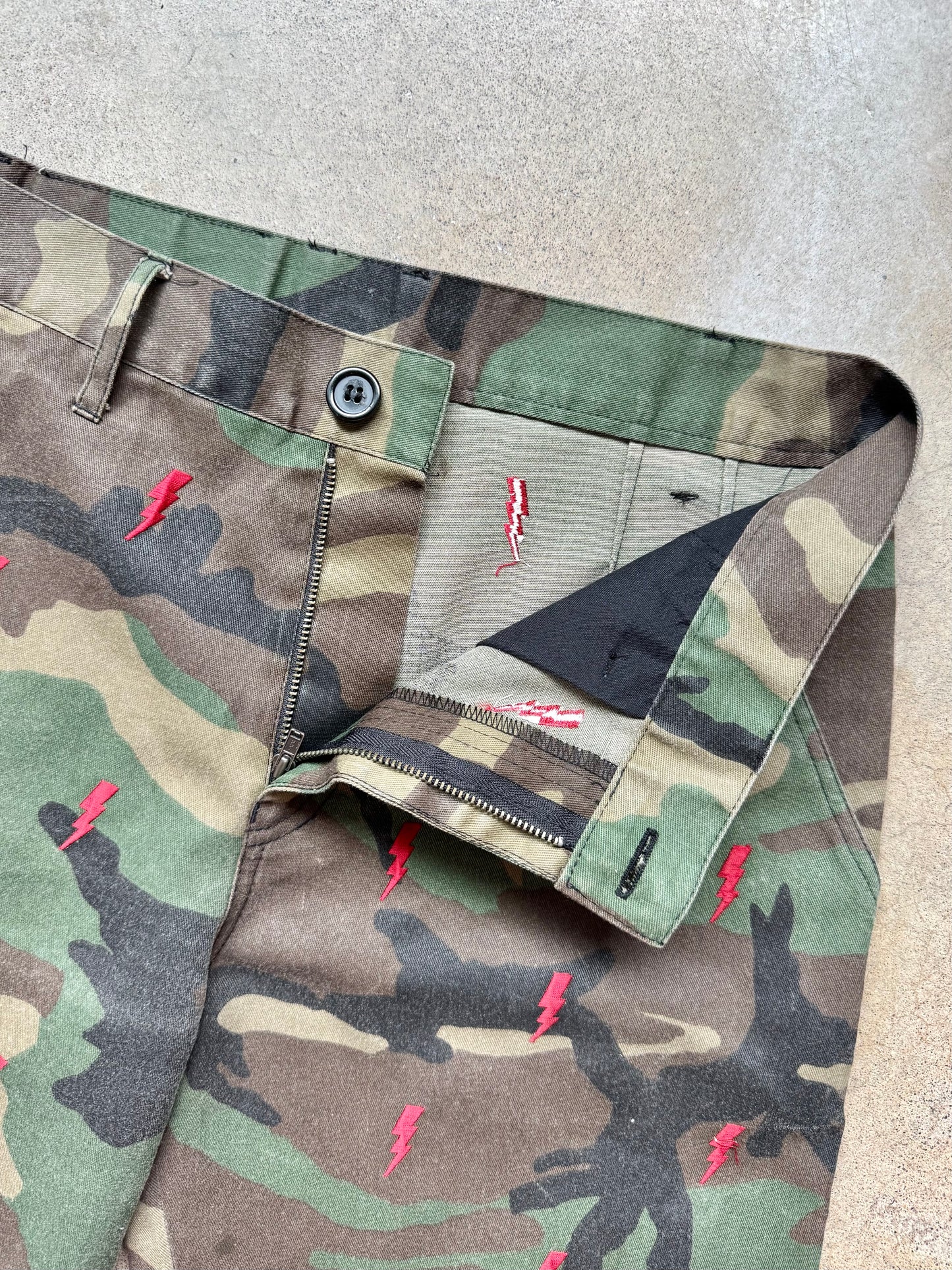 Kith White Label Red Lighting Bolt Embroidered Camo Cotton Shorts | 30