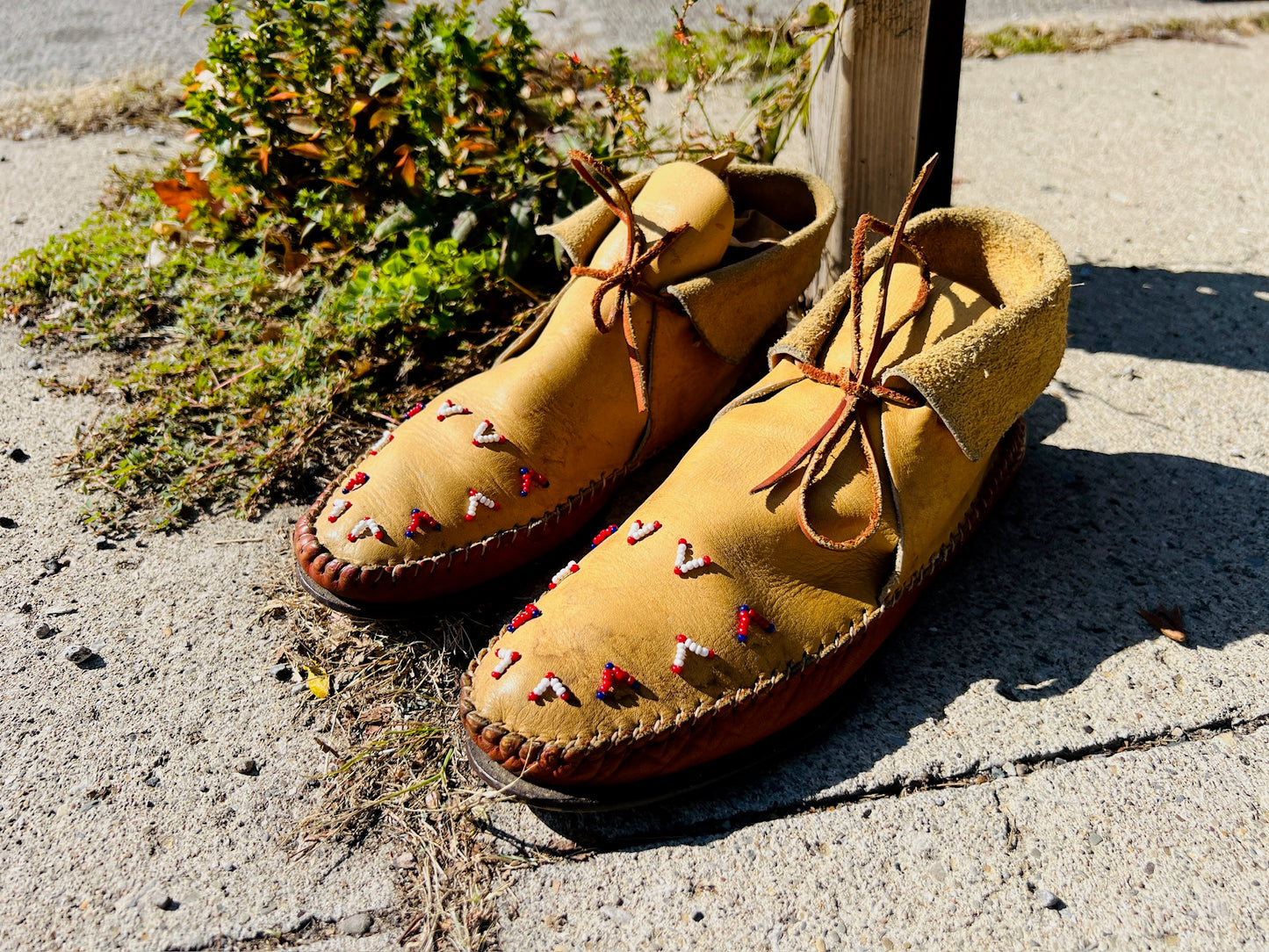 Vintage 1970s Beaded Leather Moccasins | Women’s 9