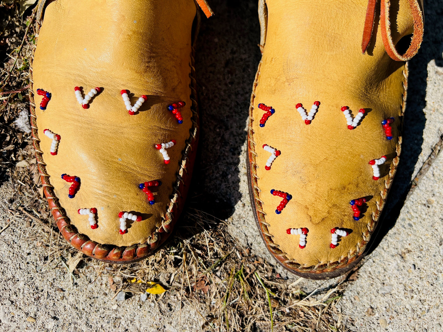 Vintage 1970s Beaded Leather Moccasins | Women’s 9