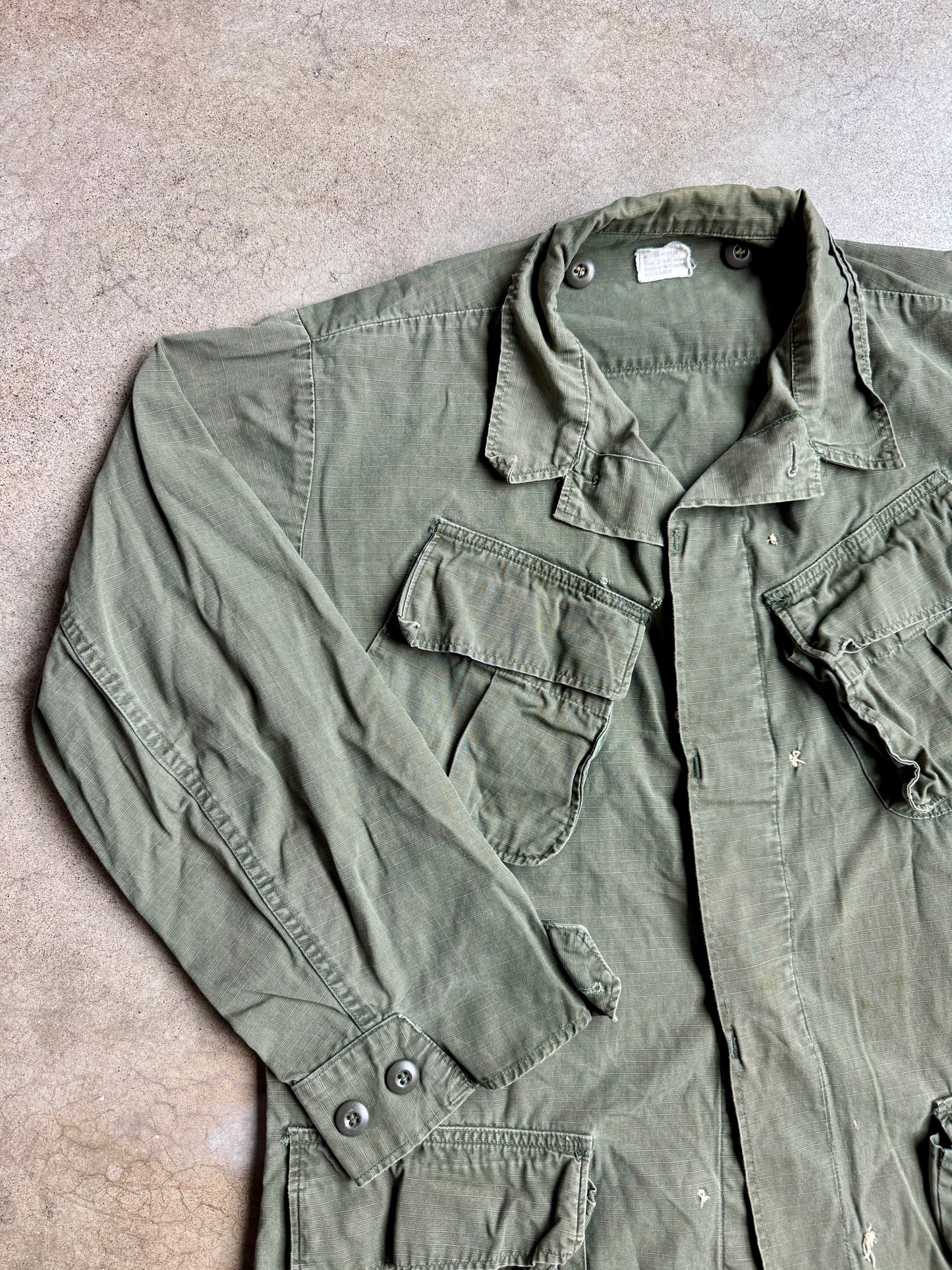 Vintage 1960s Military Issue Ripstop Cotton Jungle Fatigue Jacket | Medium