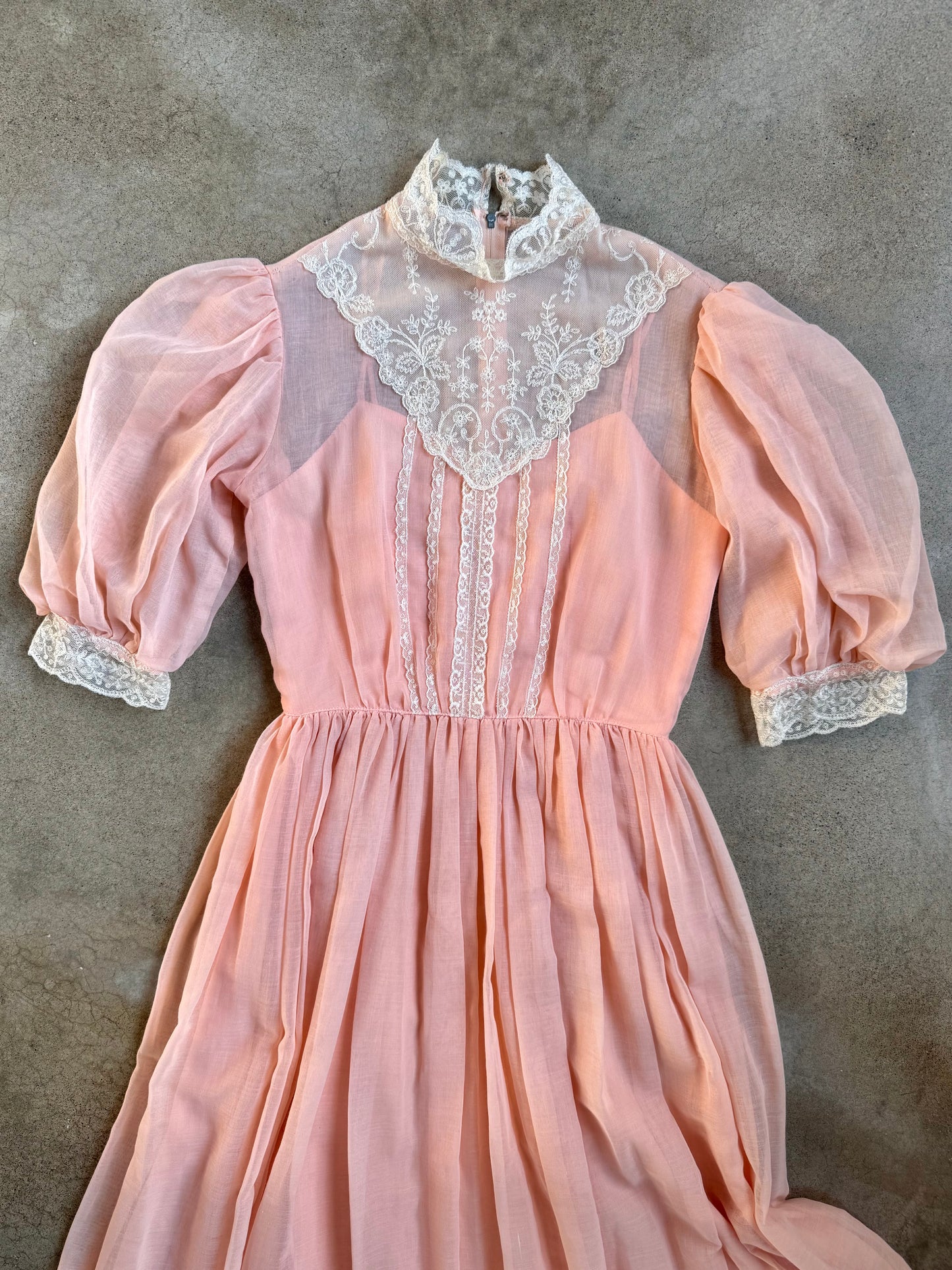 Vintage 1960s Pale Pink Victorian-Style Lace Trim High-Neck Pleated Dress | XS/S