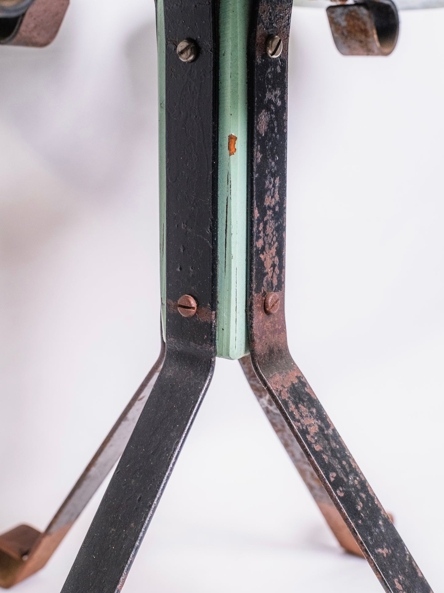 Handmade Industrial-Style Green Clover Plant Stand