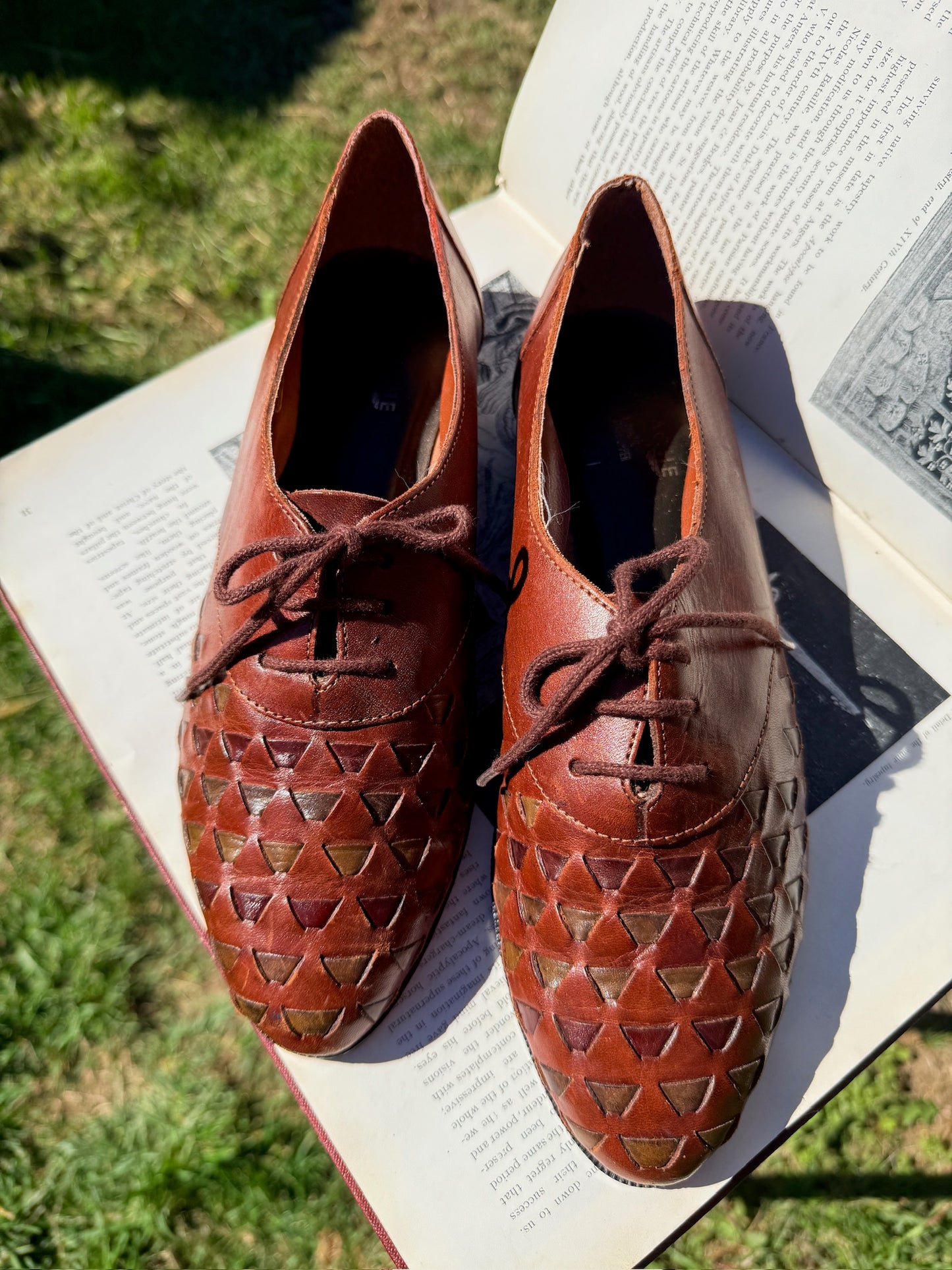 Vintage 1970s Leather Basketweave Lace-Up Oxford Shoes | Women’s 9