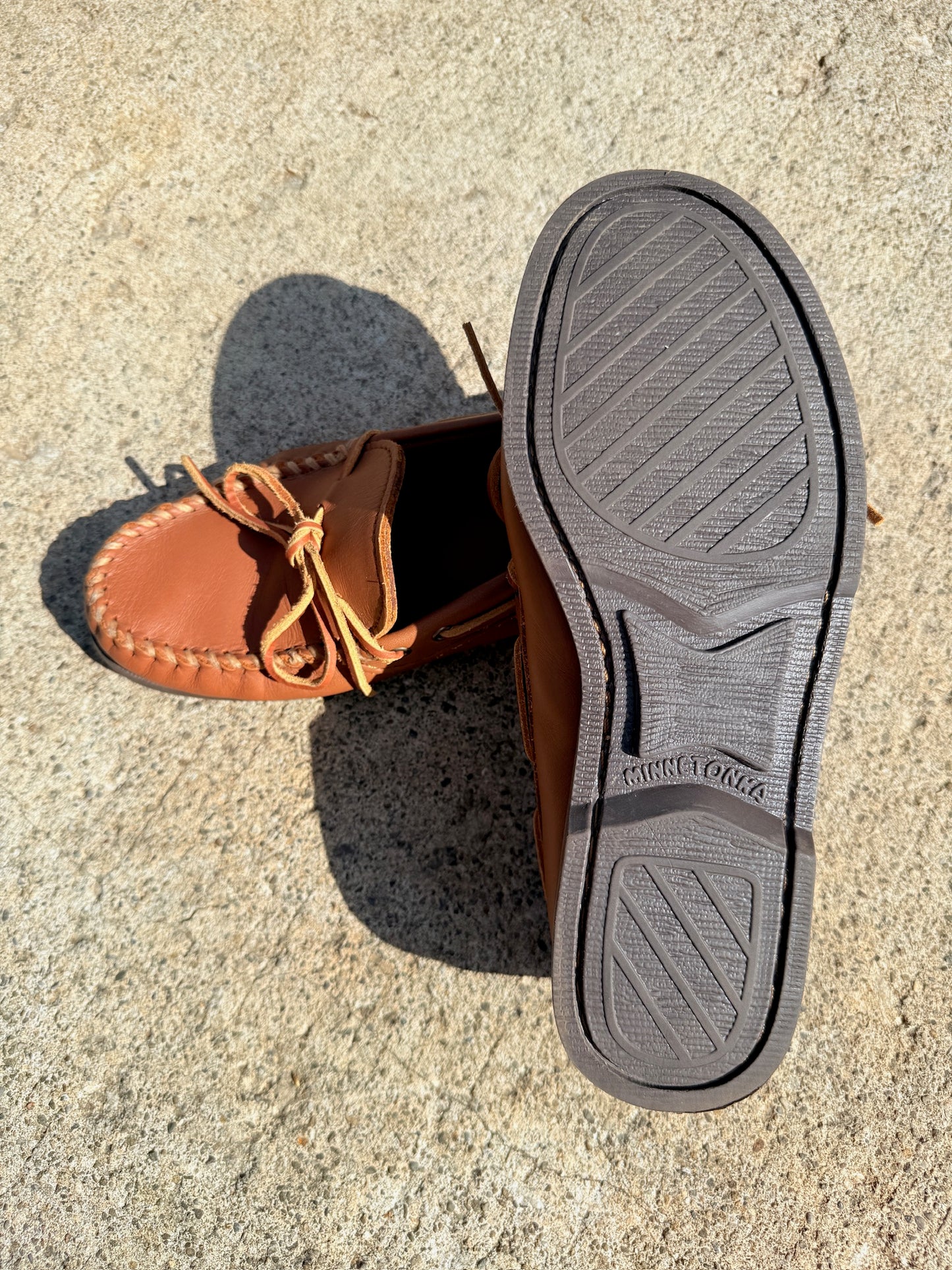 Minnetonka Tan Leather Camp Moccasins | Men’s 7.5