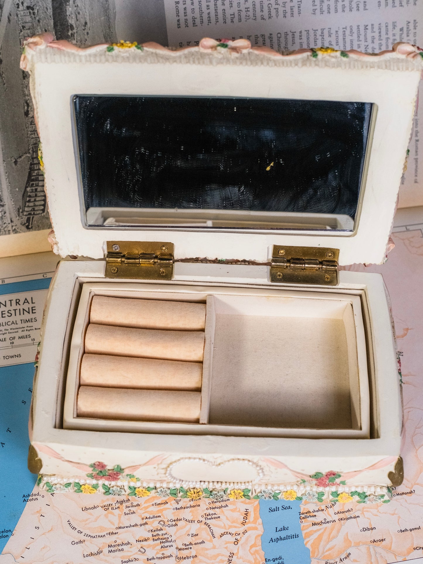 Vintage 1980s Floral 3D "Two Doves" Jewelry Box