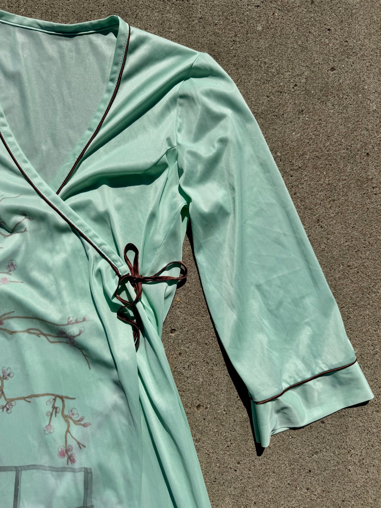 Vintage 1970s Green Japanese Geisha Scene Nylon Robe | Small