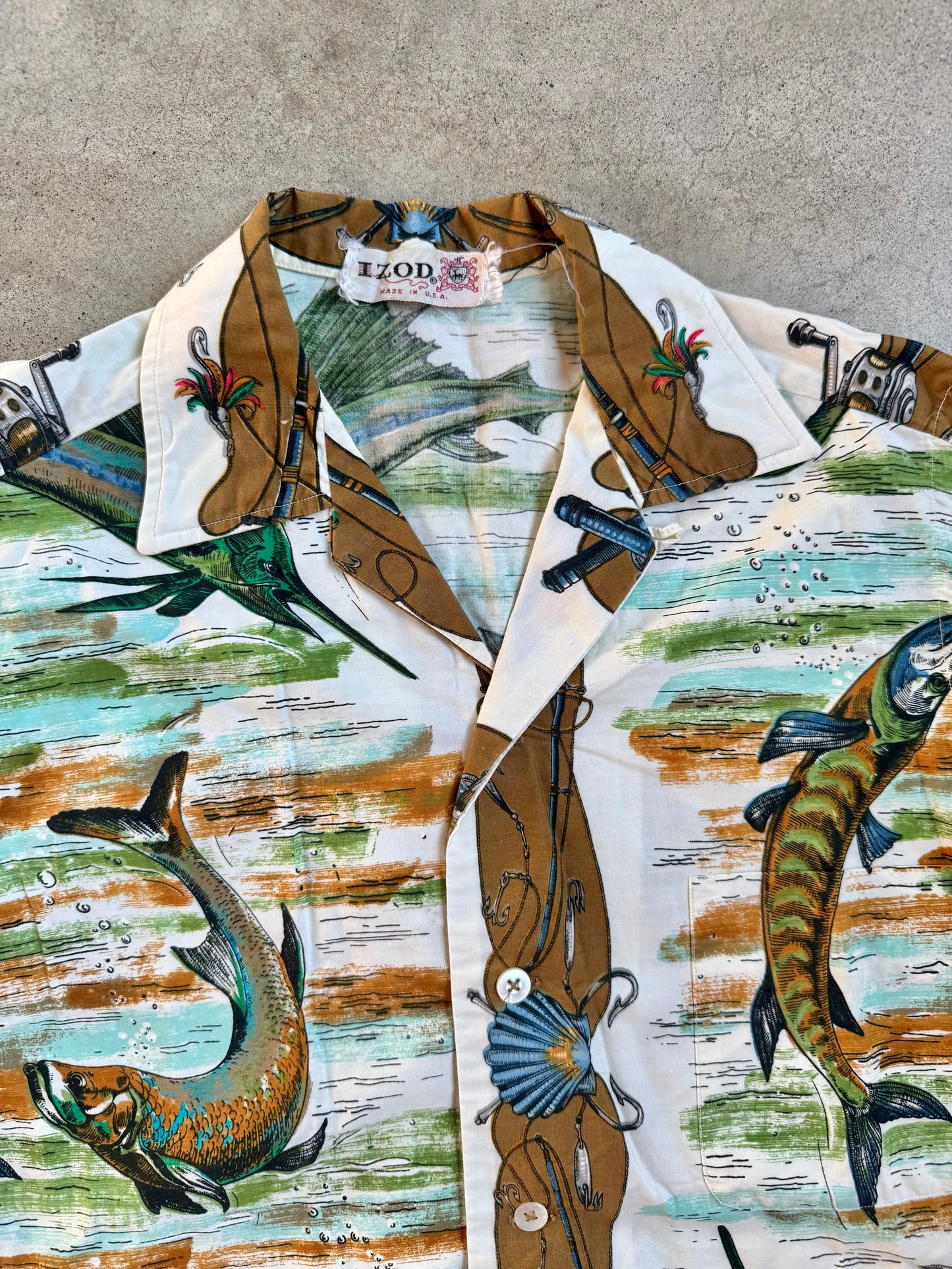 Vintage 1960s Izod Novelty Fishing Print Short Sleeve Camp Shirt | Small