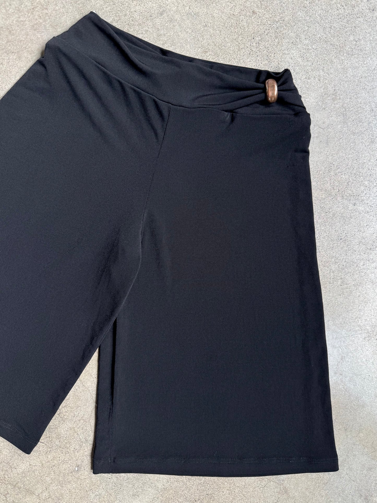 Vintage Y2K Iz Byer Black Wide-Leg Gaucho Shorts | Small