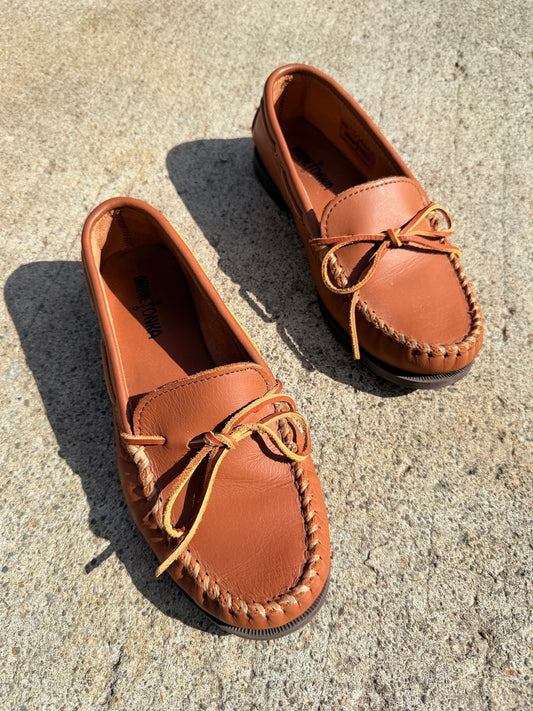Minnetonka Tan Leather Camp Moccasins | Men’s 7.5