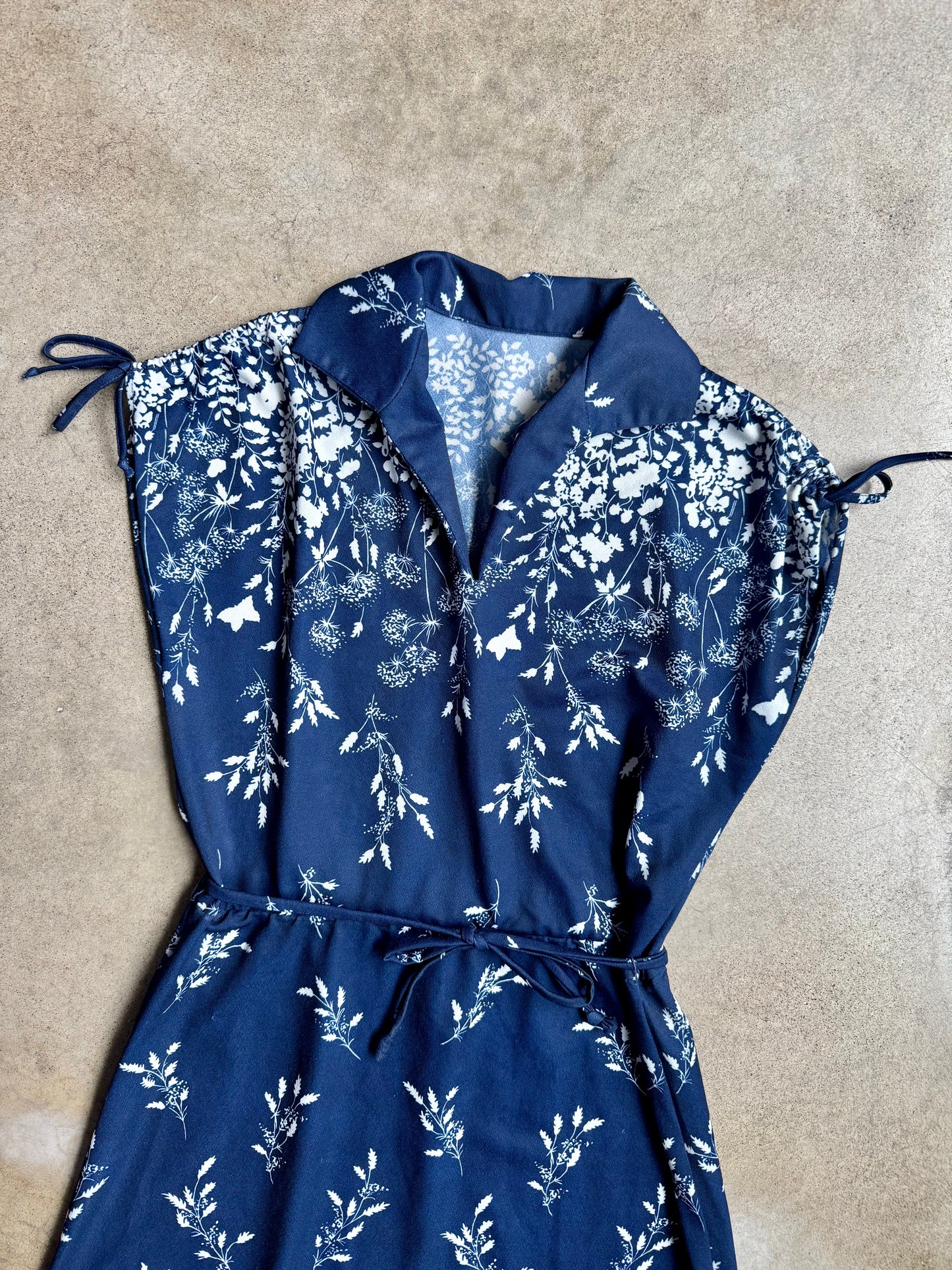 Vintage 1970s Navy Floral Collared Tie-Waist Sleeveless Dress | Medium