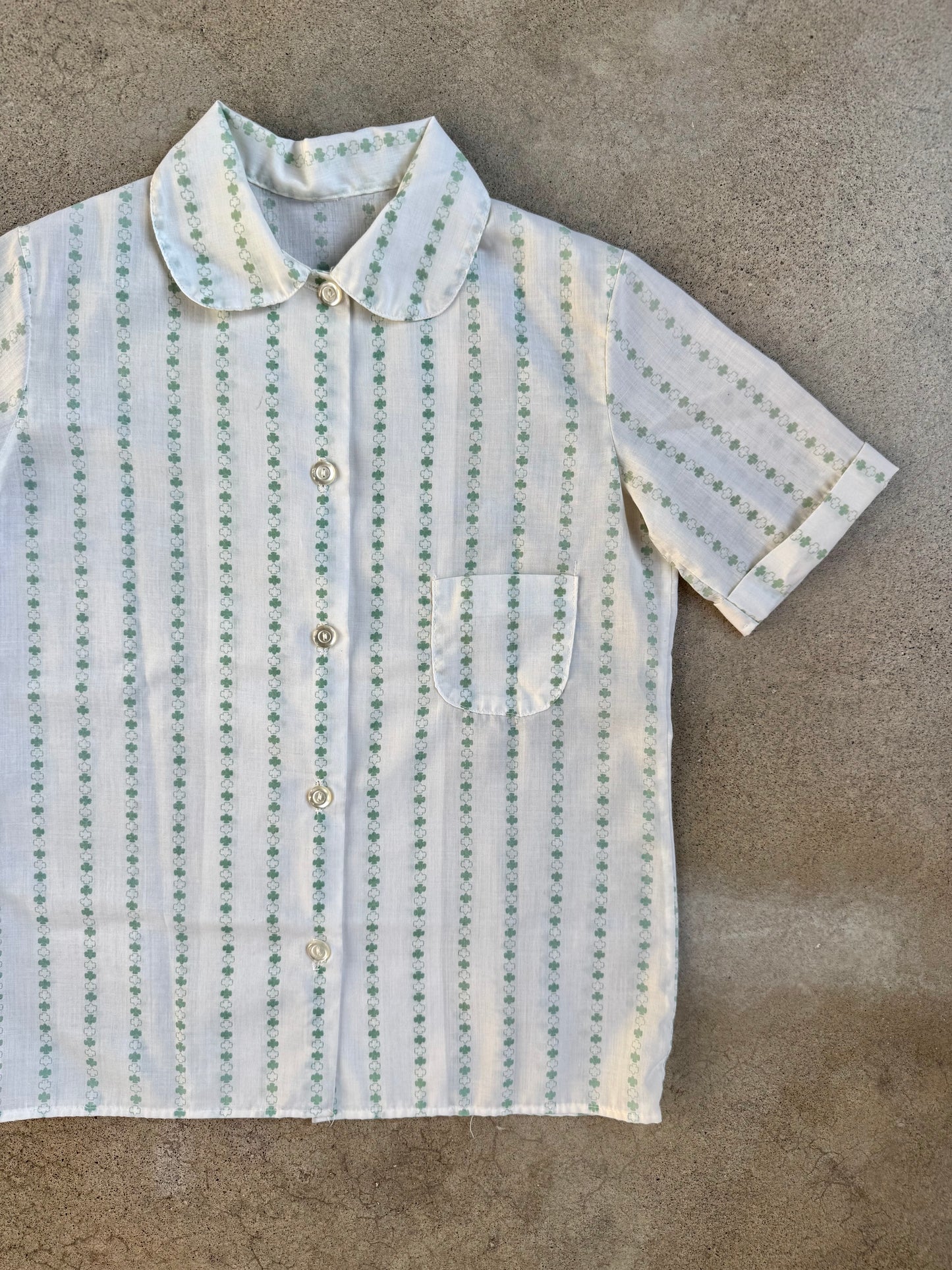 Vintage 1970s Girl Scout White & Green Trefoil Pattern Short Sleeve Shirt | XS