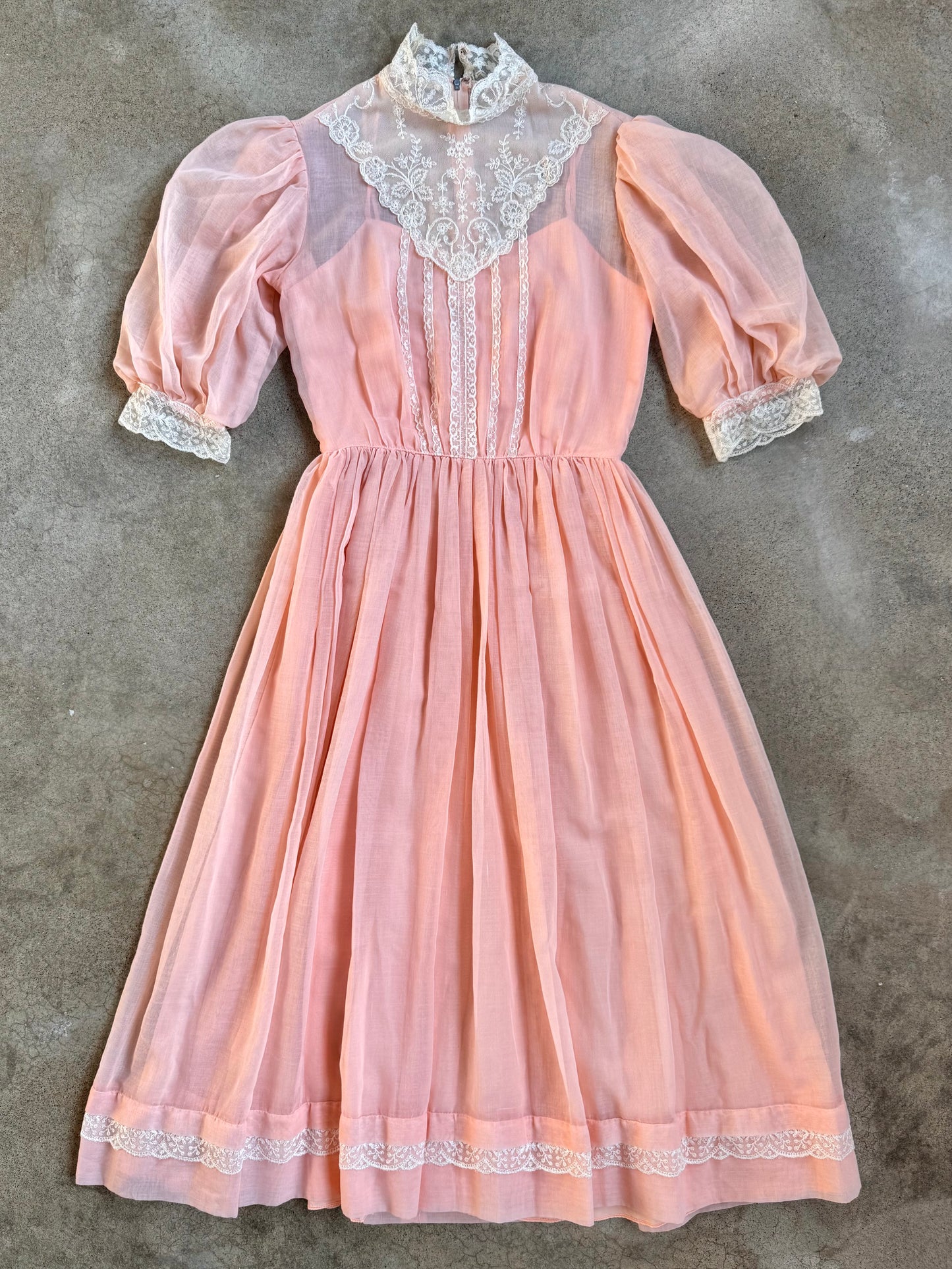 Vintage 1960s Pale Pink Victorian-Style Lace Trim High-Neck Pleated Dress | XS/S