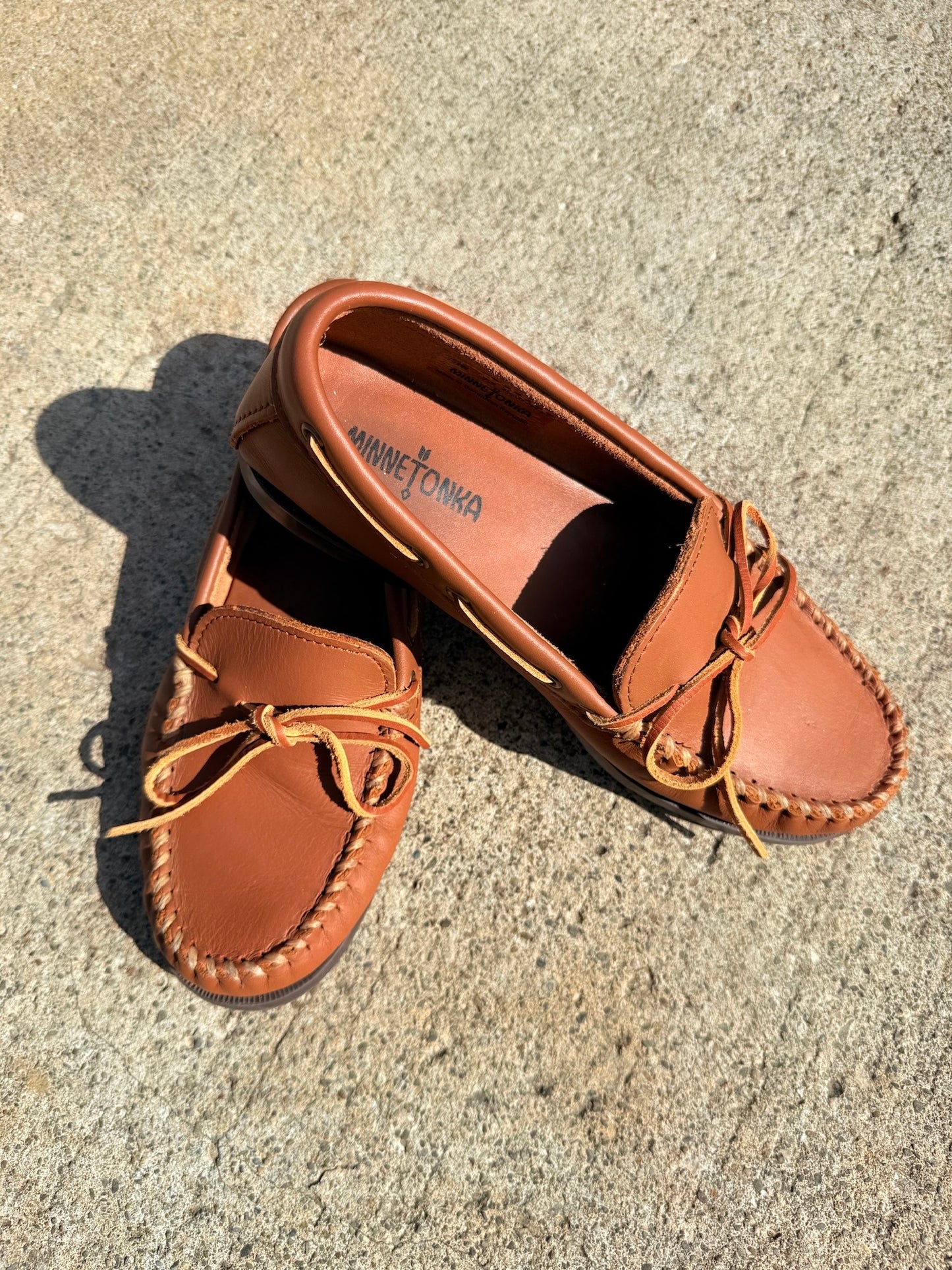 Minnetonka Tan Leather Camp Moccasins | Men’s 7.5