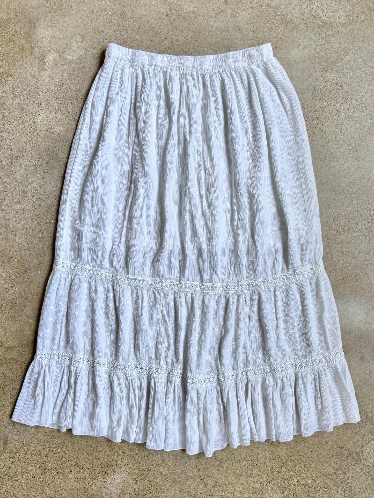 2000s White Floral Embroidered Tiered Maxi Skirt | Medium