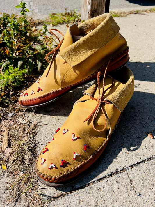 Vintage 1970s Beaded Leather Moccasins | Women’s 9