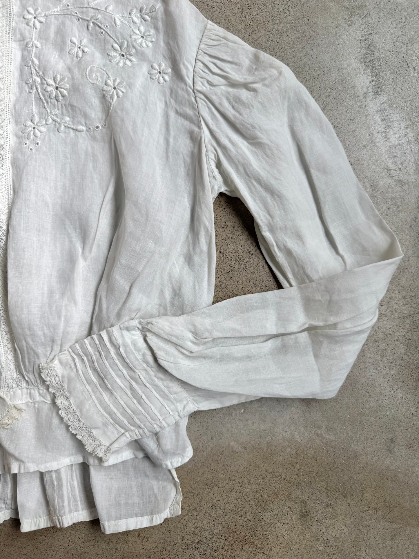 Antique Edwardian White Floral Embroidered High-Neck Blouse | XS