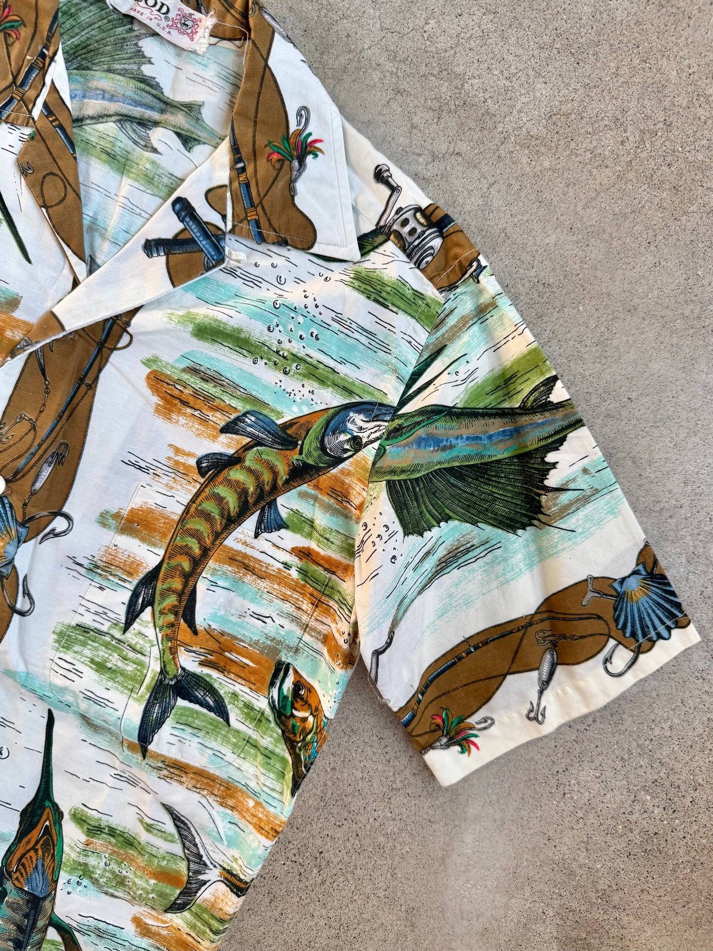 Vintage 1960s Izod Novelty Fishing Print Short Sleeve Camp Shirt | Small