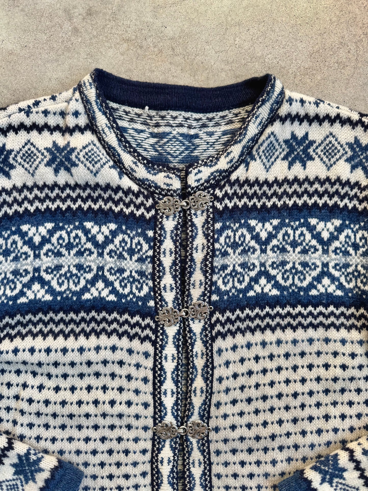 Vintage 1980s Nordic Blue & White Fair Isle Metal Clasp Wool Cardigan | M/L