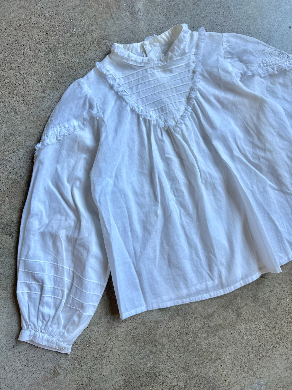 Vintage 1970s Edwardian Revival White Lace Trim High-Neck Cotton Blouse |