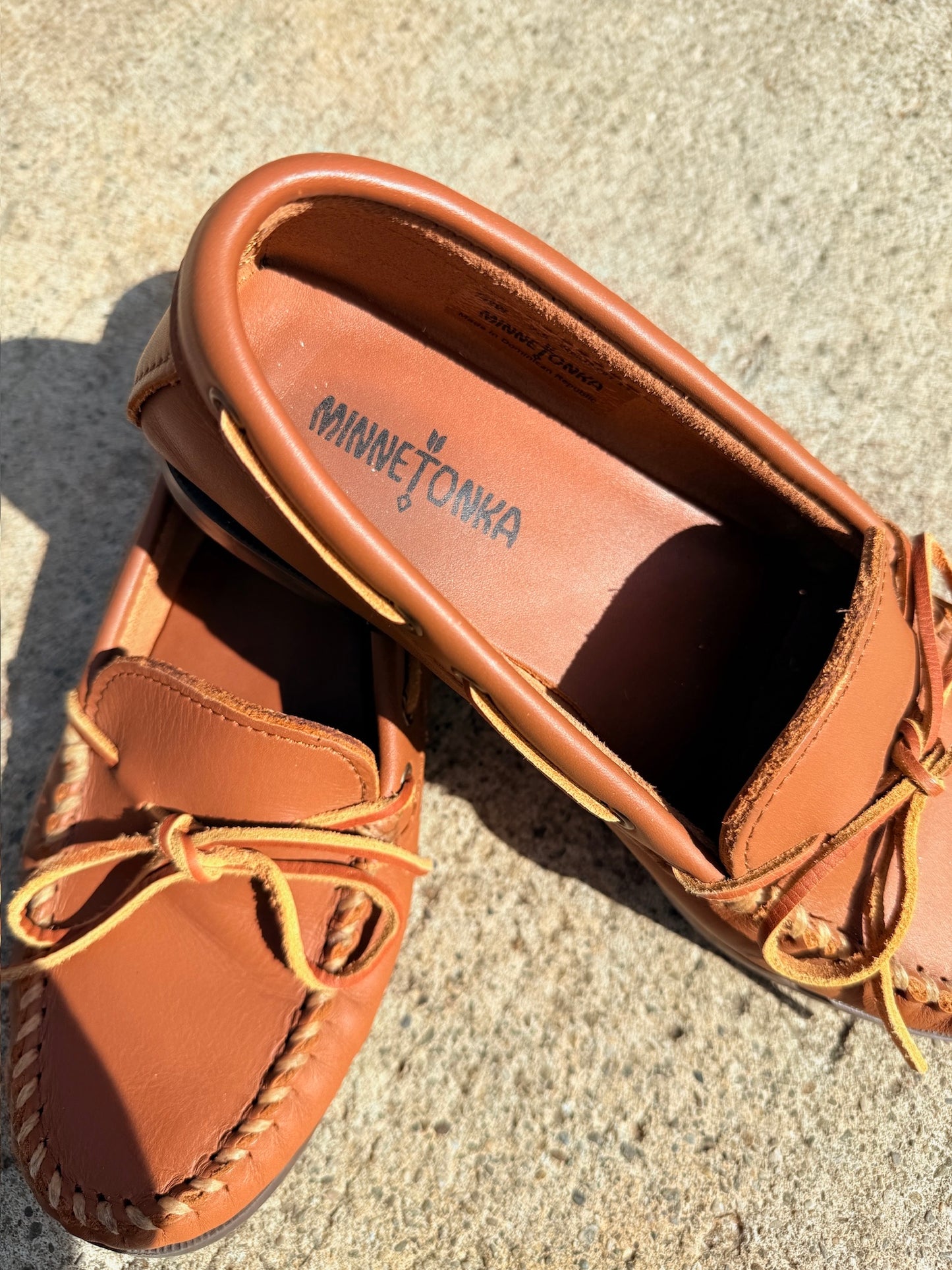 Minnetonka Tan Leather Camp Moccasins | Men’s 7.5