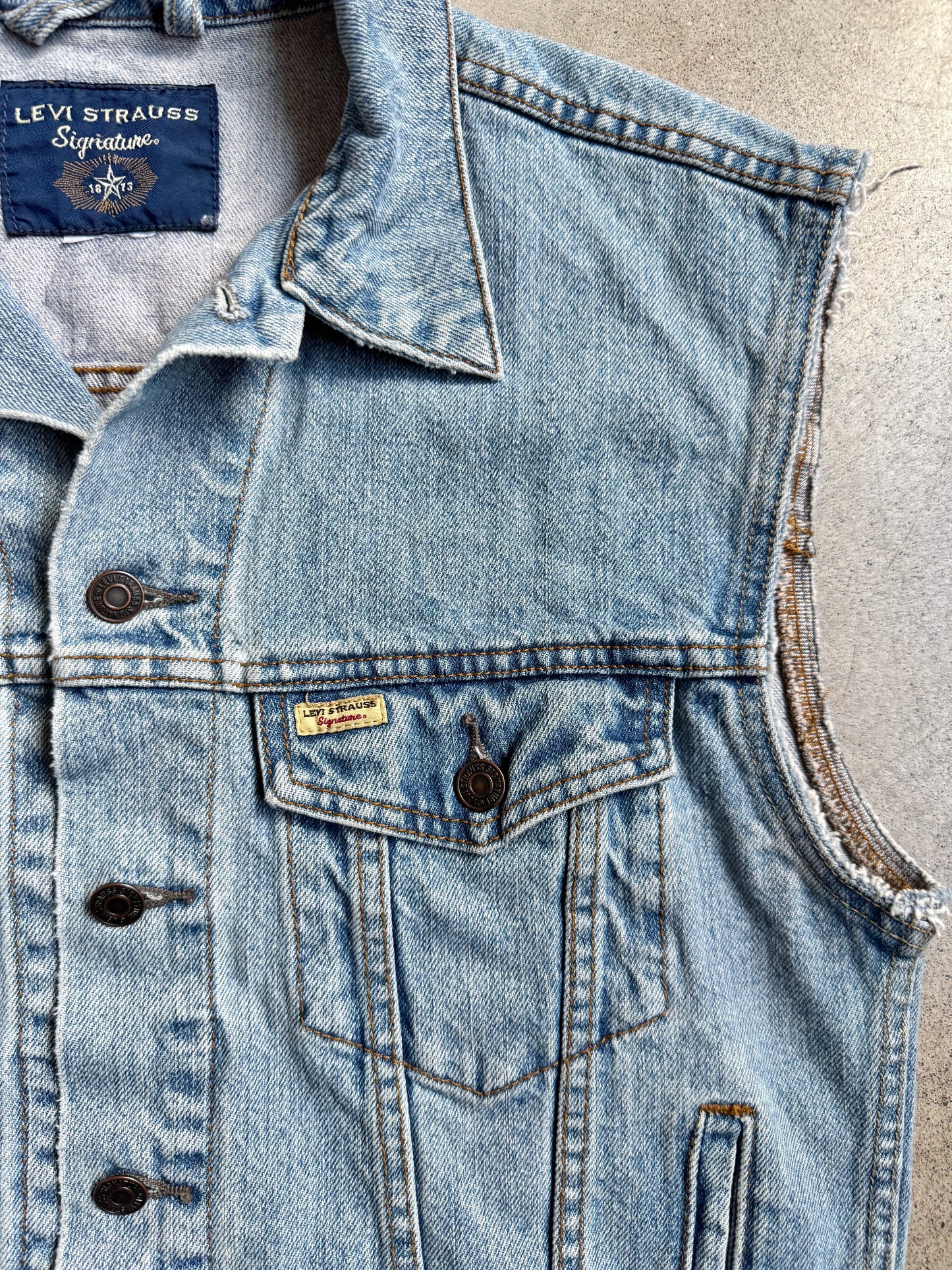 Vintage 2000s Levi’s Cat Patch Denim Cut-Off Vest | Medium