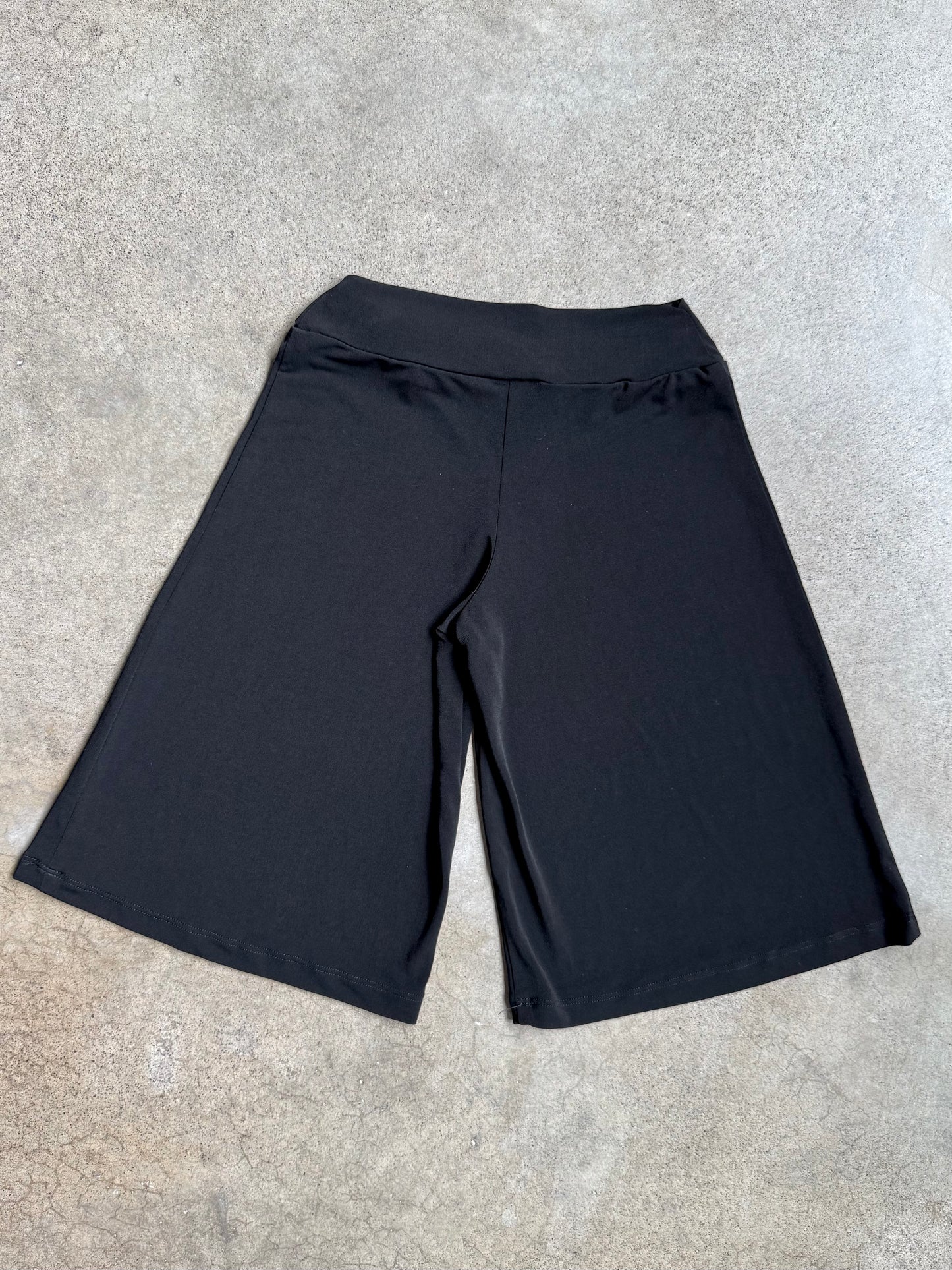 Vintage Y2K Iz Byer Black Wide-Leg Gaucho Shorts | Small