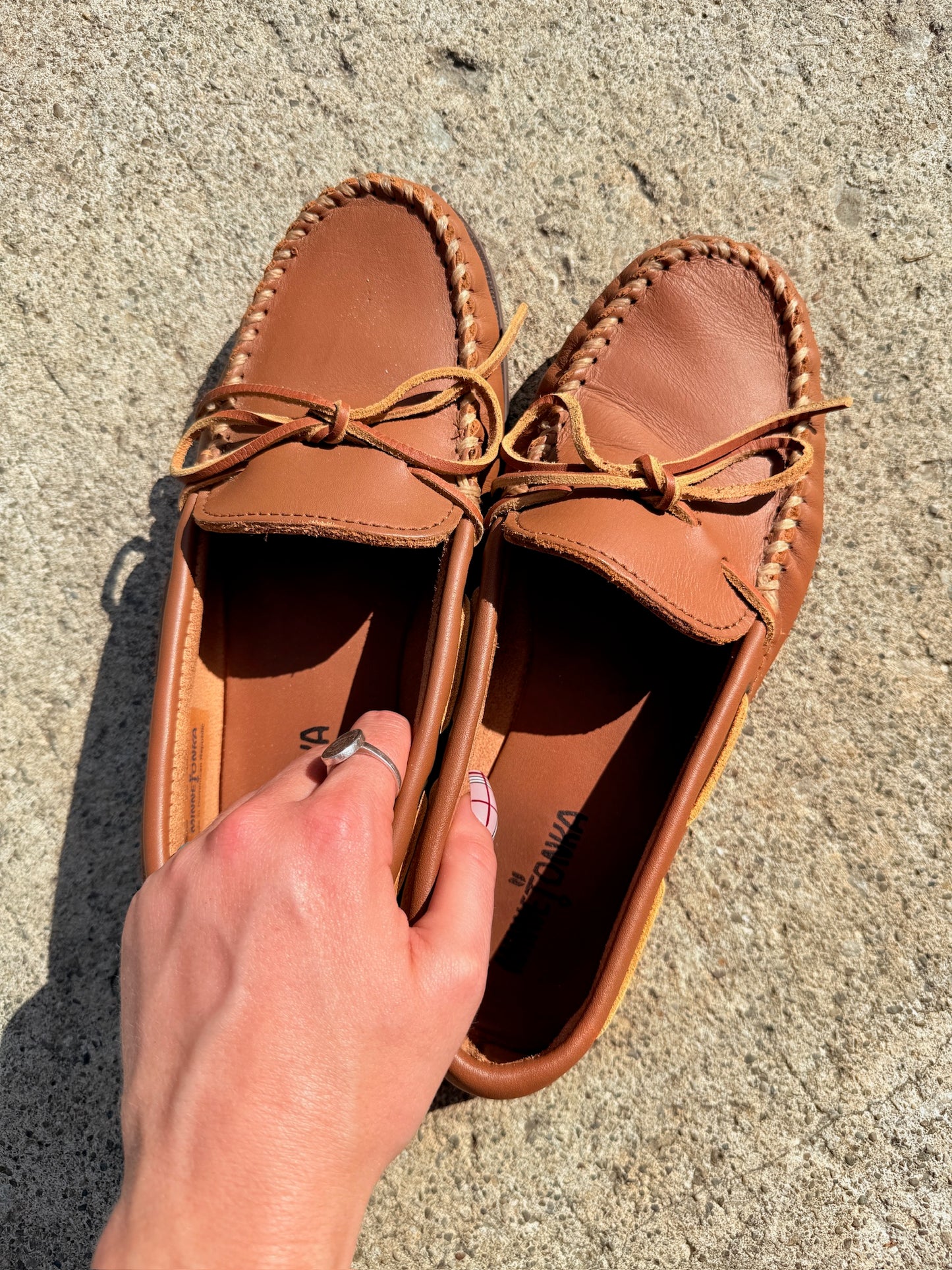 Minnetonka Tan Leather Camp Moccasins | Men’s 7.5
