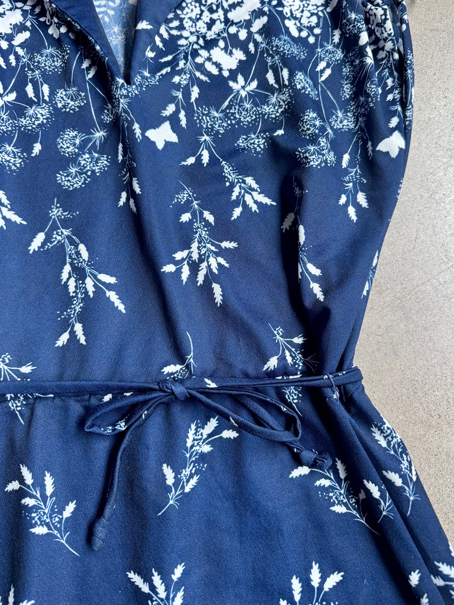 Vintage 1970s Navy Floral Collared Tie-Waist Sleeveless Dress | Medium