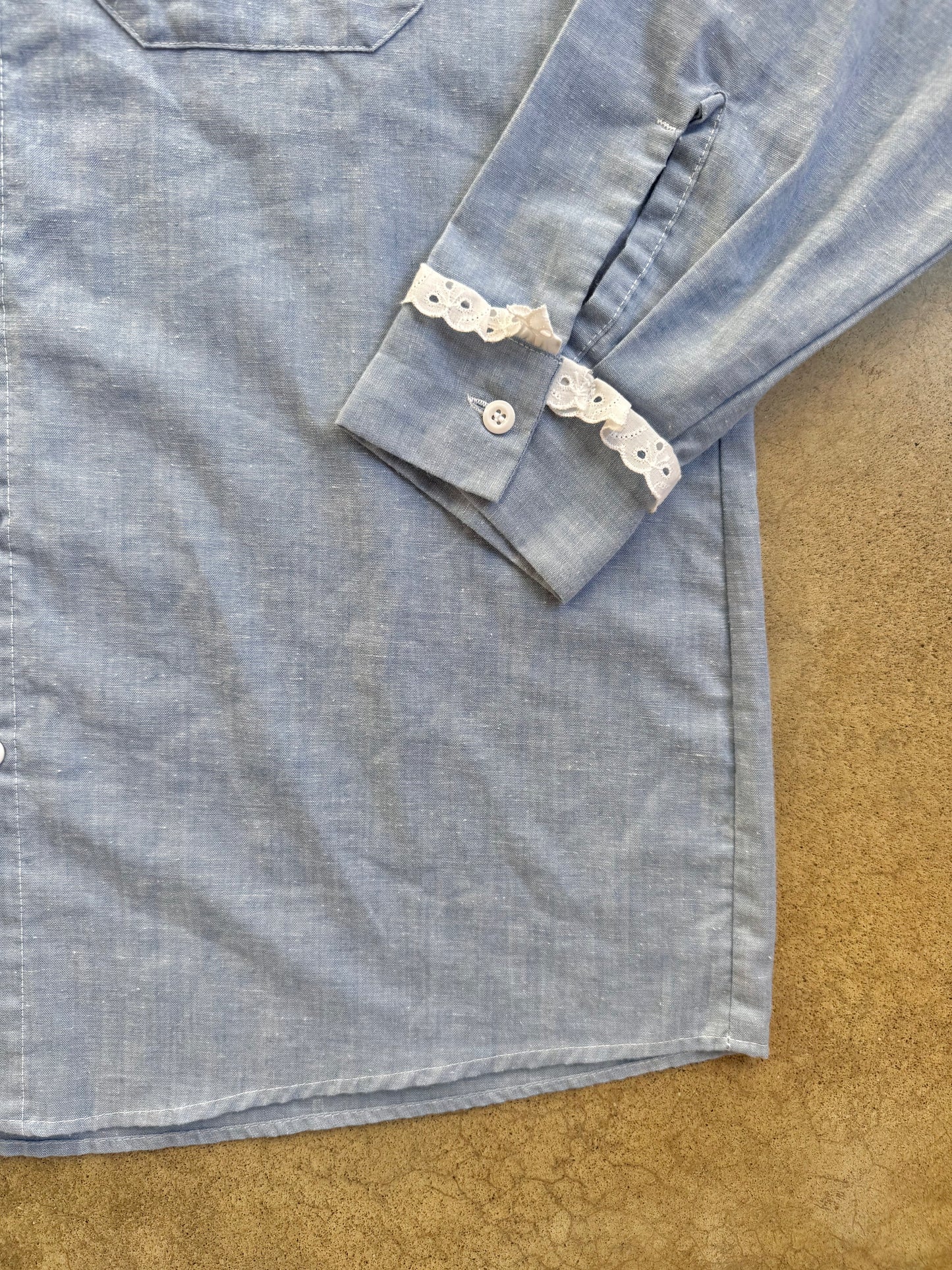Vintage 1970s Big Ben Chainstitch Apple Acres “Harriet” Frilled Trim Chambray Work Shirt | Large