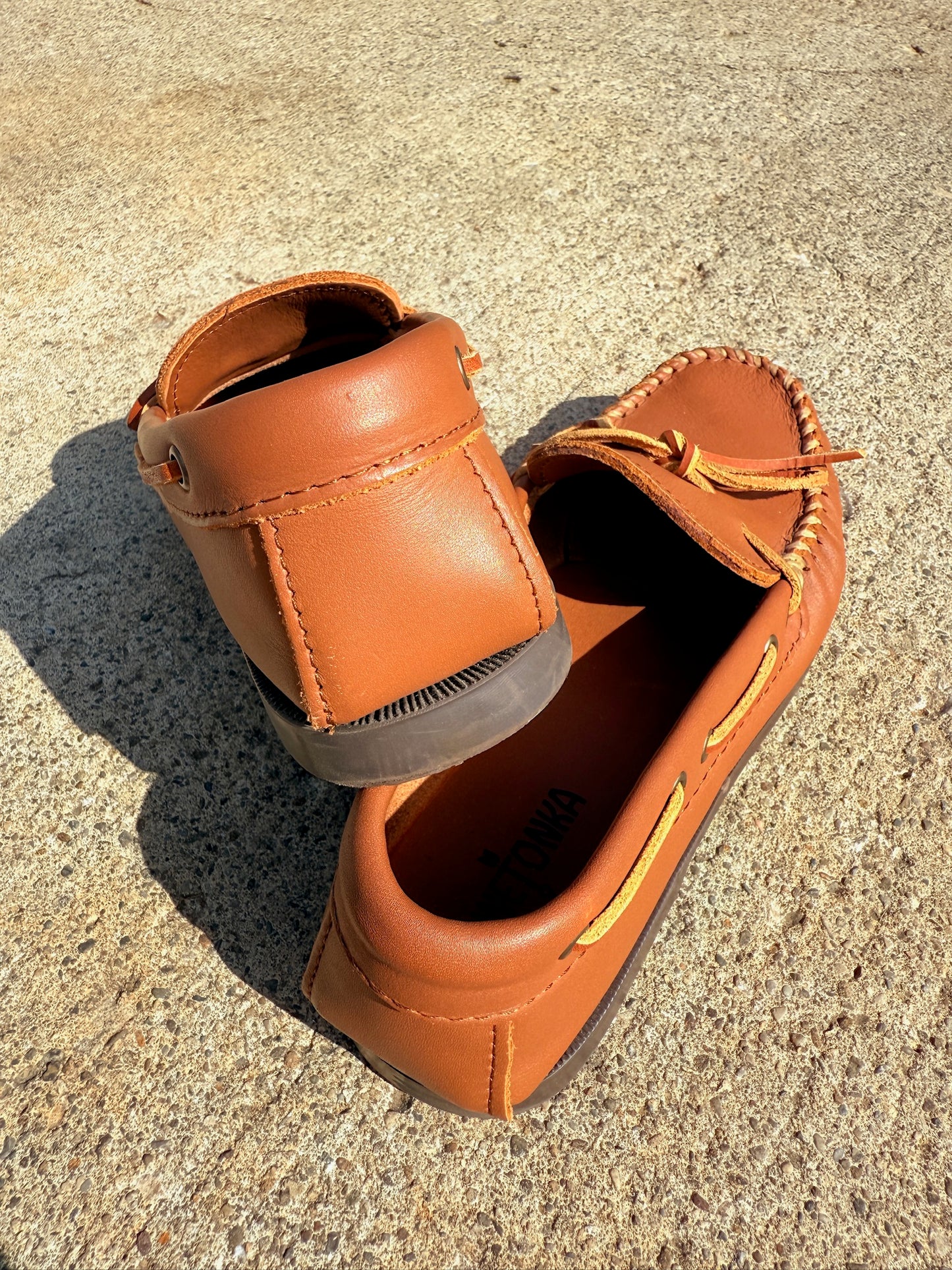 Minnetonka Tan Leather Camp Moccasins | Men’s 7.5