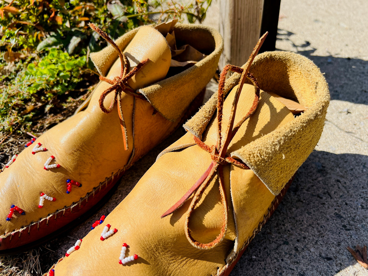 Vintage 1970s Beaded Leather Moccasins | Women’s 9