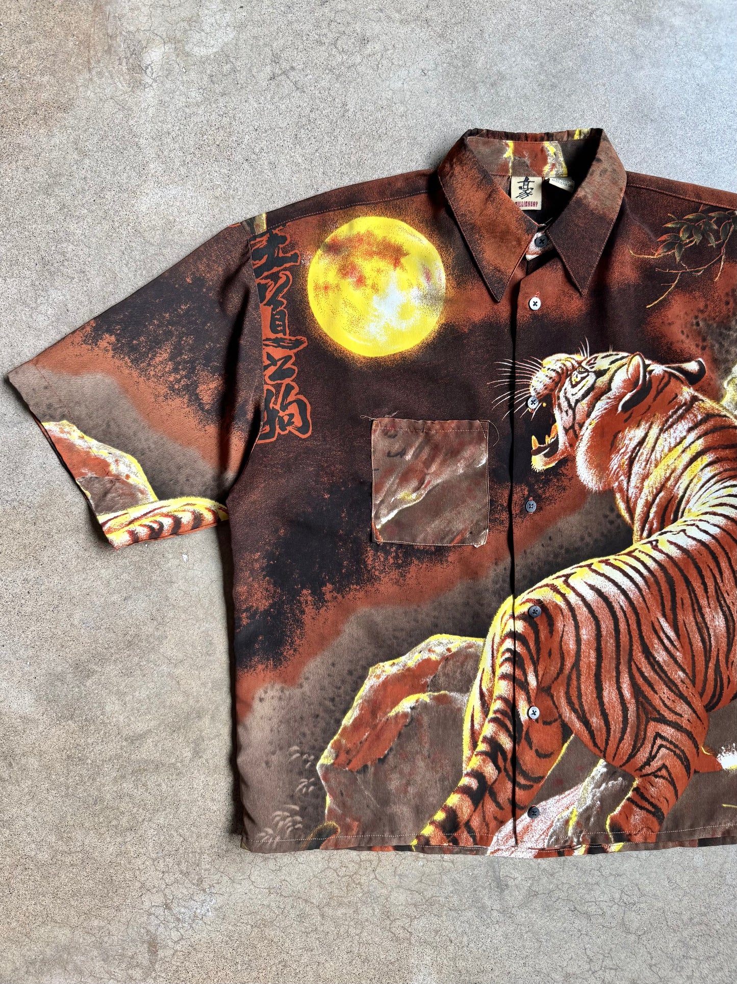 2000s Billion Bay Tiger Print Short Sleeve Button-Up Shirt | Small